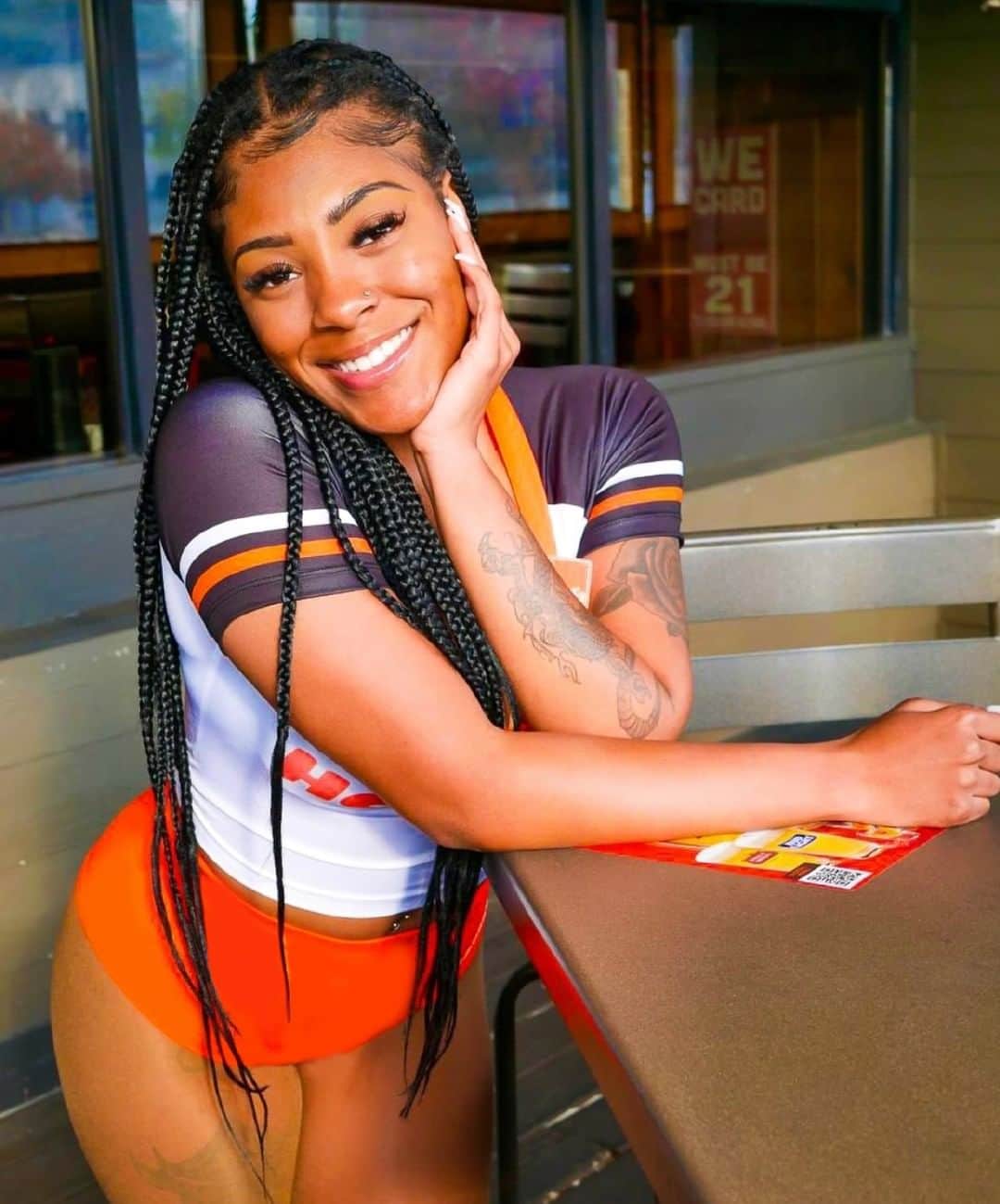 Hootersさんのインスタグラム写真 - (HootersInstagram)「All smiles over here. 😄」3月30日 5時00分 - hooters