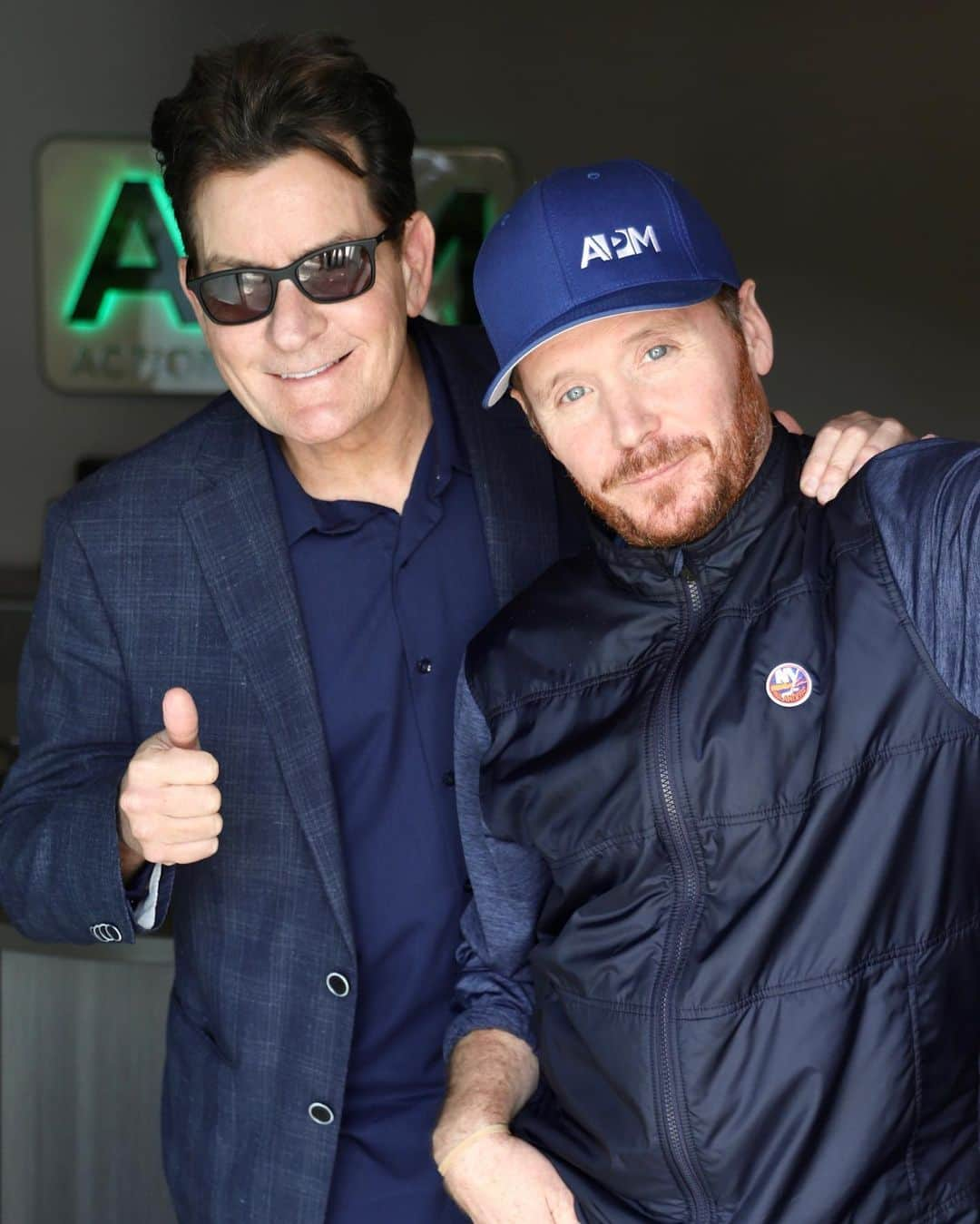 チャーリー・シーンさんのインスタグラム写真 - (チャーリー・シーンInstagram)「April 8 live with @charliesheen in Phoenix. Come by!  And yes, Dillon will be there too! Tix in bio on @victorythepodcast page. #rambleon」3月30日 4時53分 - charliesheen