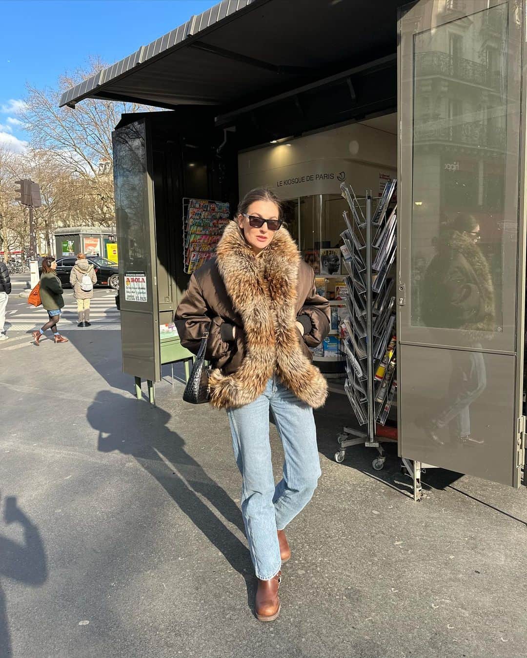 のインスタグラム：「there’s a frazzled english woman in all of us. Chaotic but joyful dump to celebrate my chaotic but joyful arrival on youtube. link in bio etc etc etc」