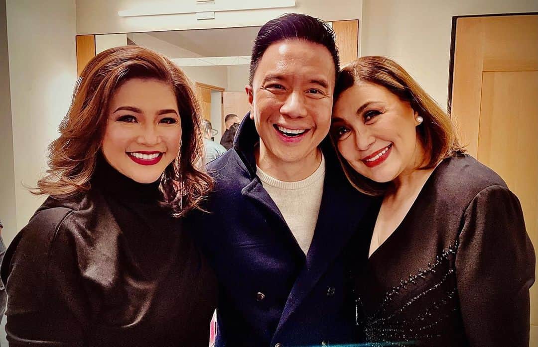 レジー・リーのインスタグラム：「Always such a treat to witness this legend, this icon, @reallysharoncuneta on stage. Absolutely unforgettable #ICONIC concert. So incredibly proud to call her my Bee Ep Ep. 😜. Her grace, her talent, her compassion, her generosity are awesome to behold. This time, she brought another #icon with her. What a pleasure and joy to meet you @reginevalcasid .  Finally great to see and hear your talent live and in person. Wowza. Not to mention meeting another Filipina legend #IvyViolan . You all make me so proud to be 🇵🇭!! What an evening! ❤️❤️❤️ 📸: @bryangeli (1,5) 📸: @sthanlee (2,3,4) #iconic」
