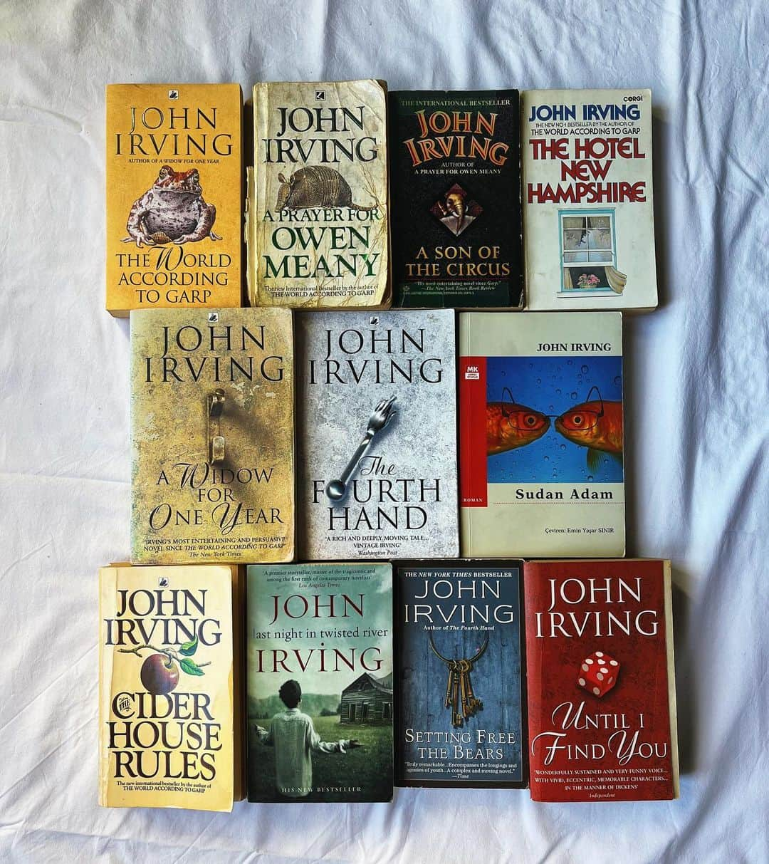 Zeynep Albayrakのインスタグラム：「Ne zaman bir John Irving romanı bitirsem, Charles Dickens külliyatını sil baştan okumaya heveslenirim. Sonra okumam tabii😂 #johnirving」