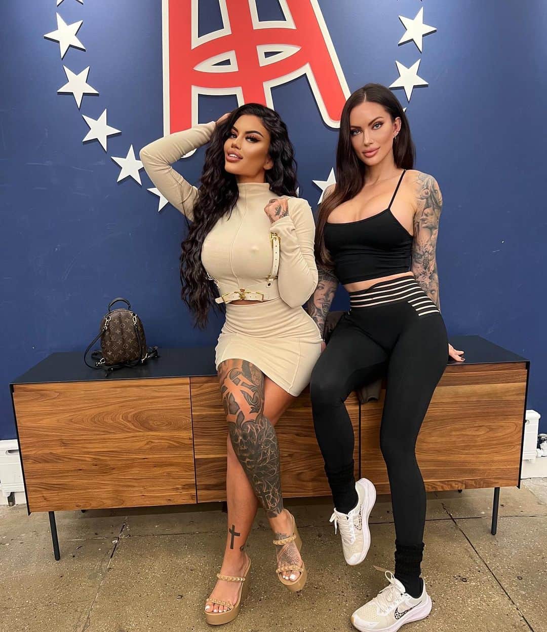 Italia Kashのインスタグラム：「Fun podcast @viking.barbie @barstoolsports @glennyballs 😜」