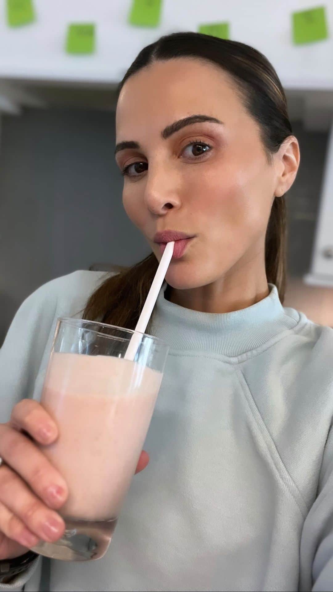 アンディ・ドーフマンのインスタグラム：「Rumor has it if you drink this smoothie 3x a week you’ll look like Hailey Bieber …  regardless it’s 🔥」