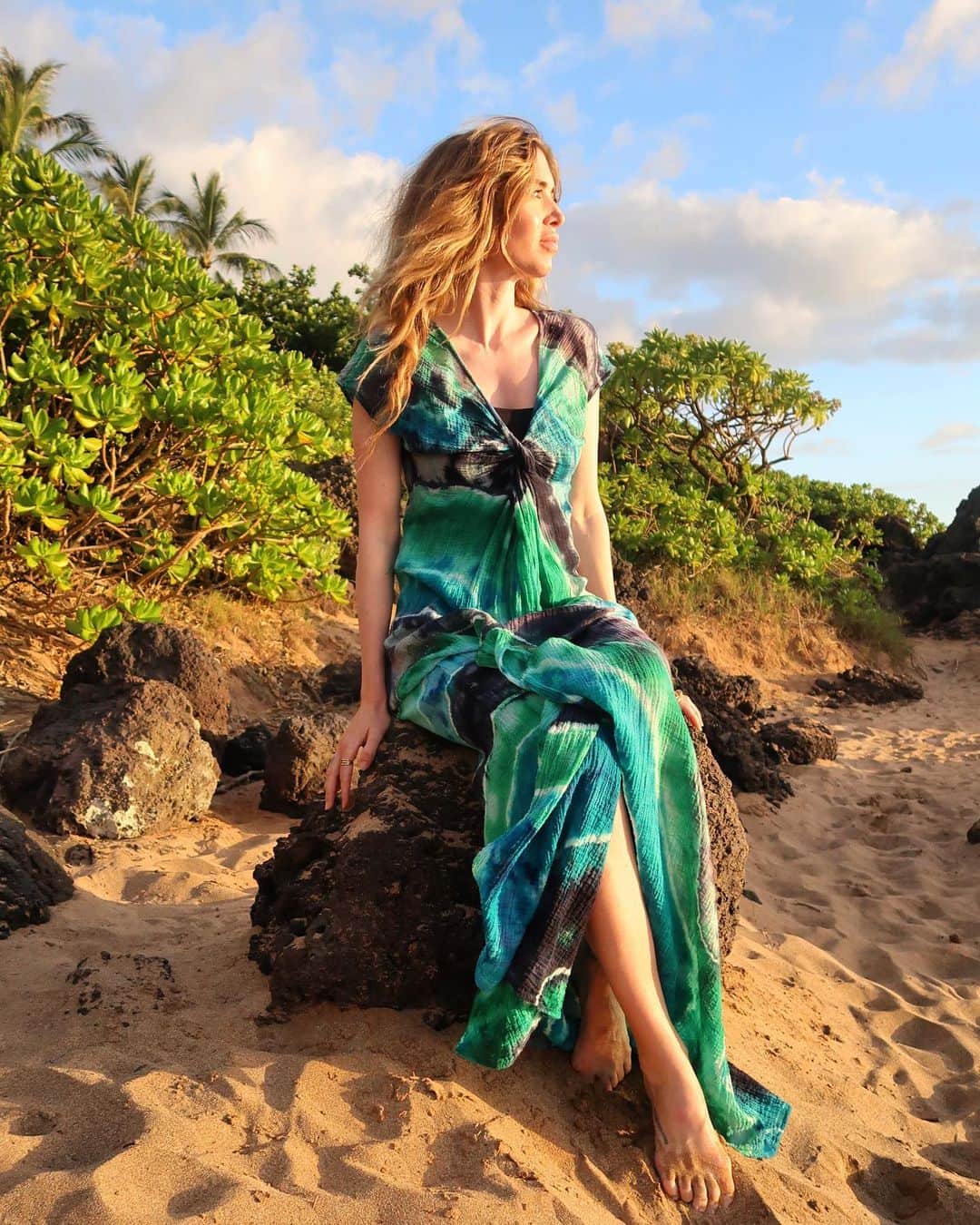 のインスタグラム：「💙💚🌊💙💚 #michellejonas  - - - #travelwear #sustainablefashion #nowaste #handdyed #madeinla #femaledesigner #beachbabe #sunset #vacationmode #travelstyle」