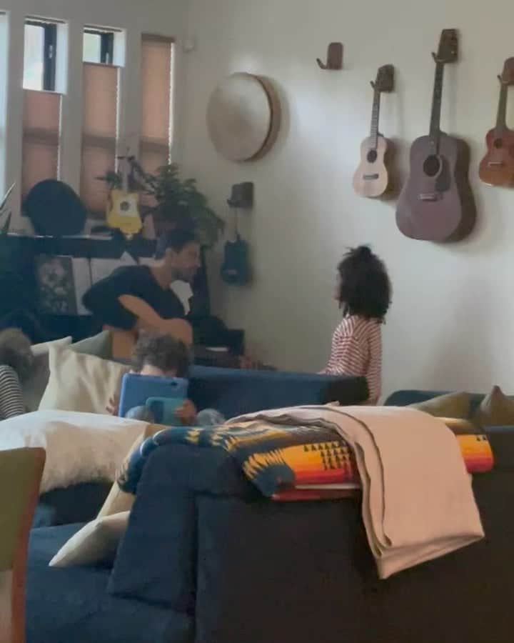 アダム・ロドリゲスのインスタグラム：「Can’t stop watching this video.  So grateful my wife recorded this moment.  My daughter had just taught me how to play this song and then blessed me by singing along.  Fatherhood, my dream come true. ❤️」