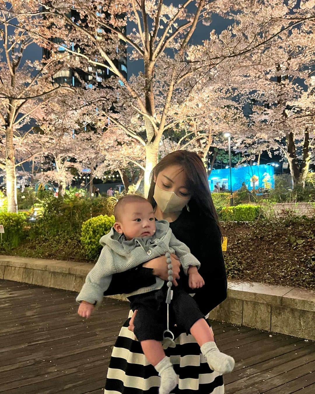 青木茉耶さんのインスタグラム写真 - (青木茉耶Instagram)「🌸🌃🤍  レオン、初めての桜🌸 全然見てなかったけど😂  久しぶりに見る夜桜綺麗だった✿ﾟ❀.。」3月30日 5時53分 - ma_ya_126