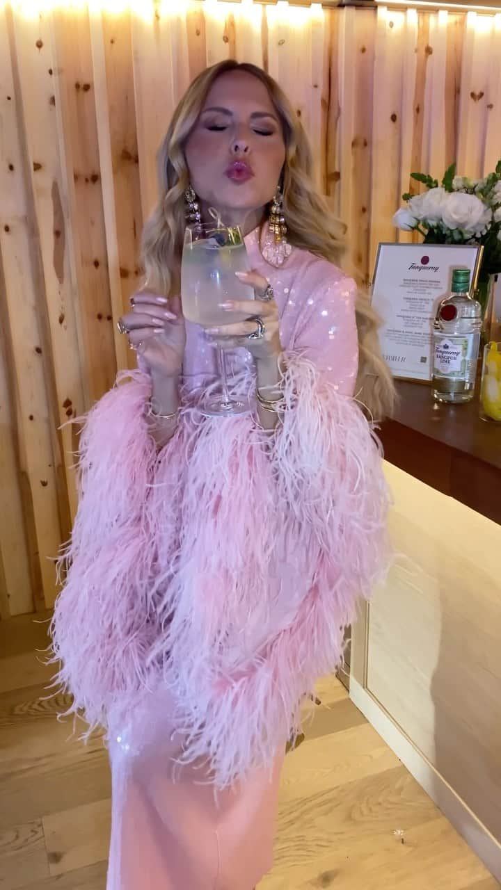 レイチェル・ゾーのインスタグラム：「#ad Another unforgettable, most glamorous @curateur evening in the Malibu mountains with extraordinary women and of course my forever favorite @tanquerayusa 💚 #DamnFancy」