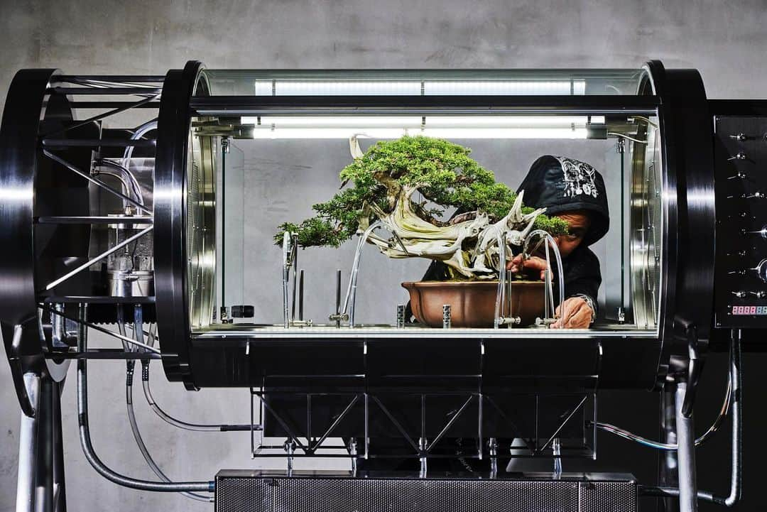 椎木俊介さんのインスタグラム写真 - (椎木俊介Instagram)「Encapsulated environmental system: Paludarium MASASHI  【密閉型環境実験システム・パルダリウム 正志（マサシ）】  Size: W1,660 x D745 x H1,250mm   Paludarium, a small conservatory invented in England in the 19th century, is a plant protection machine that has been later exhibited at the Paris Expo and such. People placed a precious plant shipped from foreign lands inside of a glass-walled container, and appreciated watching its growing cycles at different lands and at their home far away from the plant’s own home. The series of “Paludarium” is a result of new interpretation of Paludarium, which is now equipped with various functions and transformed into a contemporary encapsulated environmental system. “Paludarium MASASHI”is the 7th version of this series.  パルダリウムと呼ばれる小さな温室は19世紀のイギリスで発明され、その後パリ万博にも出展された植物保管機である。ガラス張りの容器の中に異国の地から運ばれてくる貴重な植物を入れ、人々はその生育のサイクルをまた別の土地で、遠く離れた自国で観賞するために使用した。このパルダリウムに新たな解釈を施し、さまざまな機能を装備することで密閉型環境システムとして現代に置き換えた作品がパルダリウムシリーズであり、【パルダリウム マサシ】は本シリーズの第7弾となる。  #azumamakoto  #shiinokishunsuke  #amkk #paludarium #masashi #東信花樹研究所 #東信 #7号機」3月30日 6時04分 - shiinokishunsuke