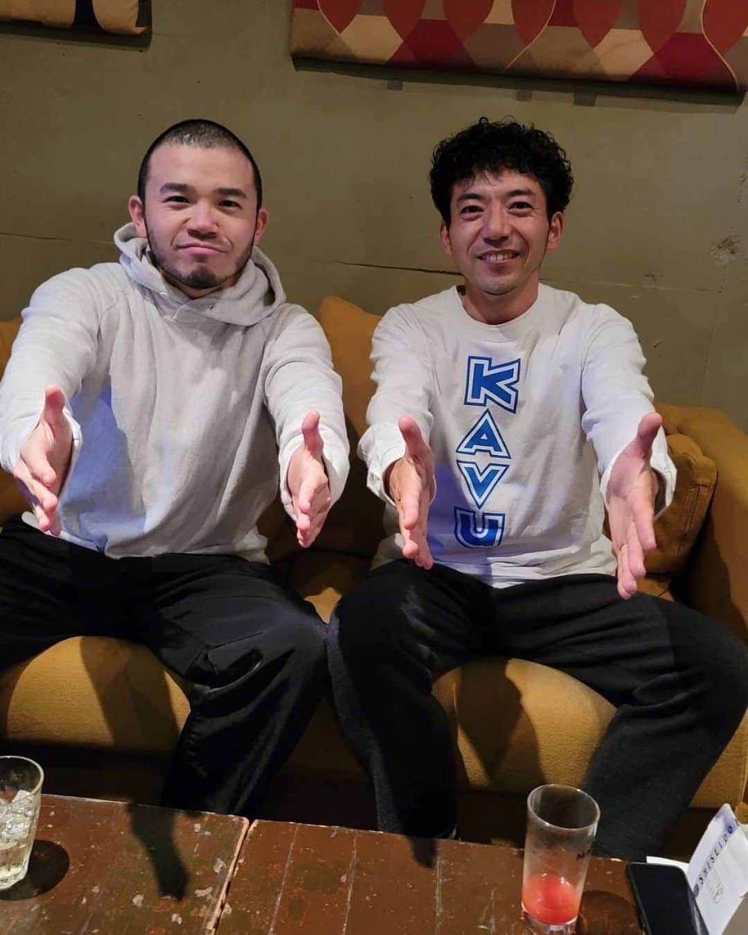 森慎太郎のインスタグラム：「昨日はライブありがとうございました。 相方もスッキリした顔してます。 あれ…？いや相方じゃなくてアフロさんじゃん！ #geege #ライブ終わりにアフロさんが顔出してくれました #moroha」