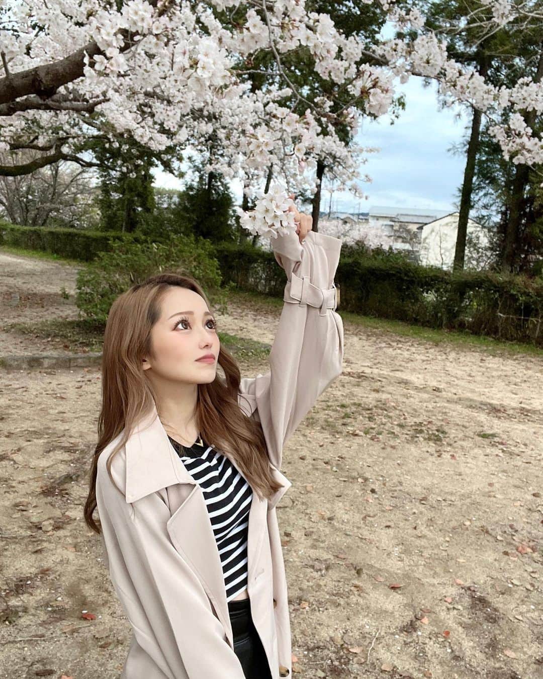 SUZUさんのインスタグラム写真 - (SUZUInstagram)「🌸  今年も大好きな桜いっぱい見れて 幸せ♡♡あと何回見れるかなぁ💕  #お花見#桜#春#桜祭り#春コーデ #ママコーデ#低身長コーデ #トレンチコート#トレンチコートコーデ」3月30日 17時14分 - suzuchibi