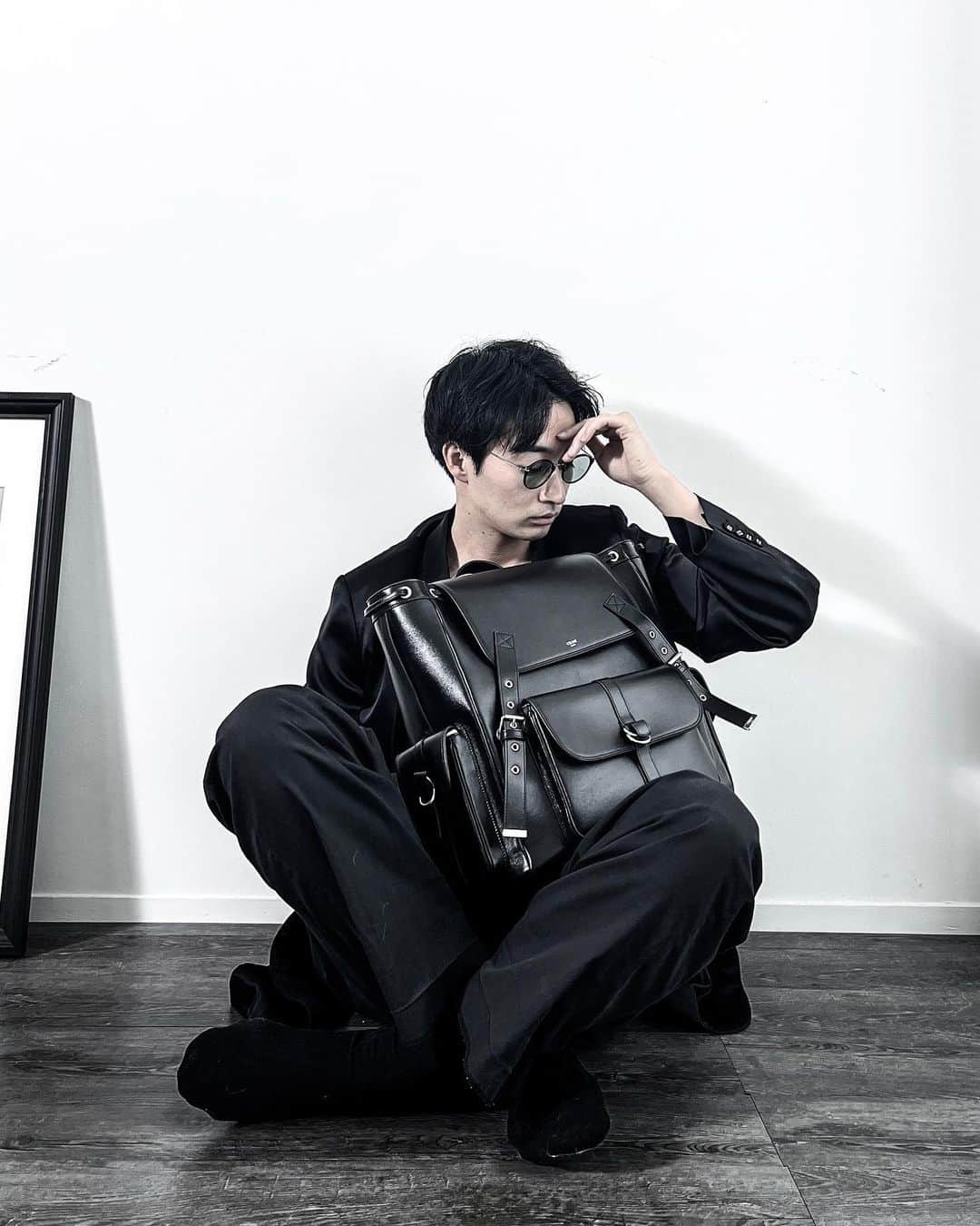 ロビンのインスタグラム：「CELINE HOMME  @celine #celinehomme   CELINE 品のある女性のイメージが今まであったけどHedi Slimane が就任してからここ数年はメンズの勢いもすごい  ラージバックパックの上質な素材と質感 洗練された雰囲気と品のあるレザーの香りが好き  Thank you so much I love it」