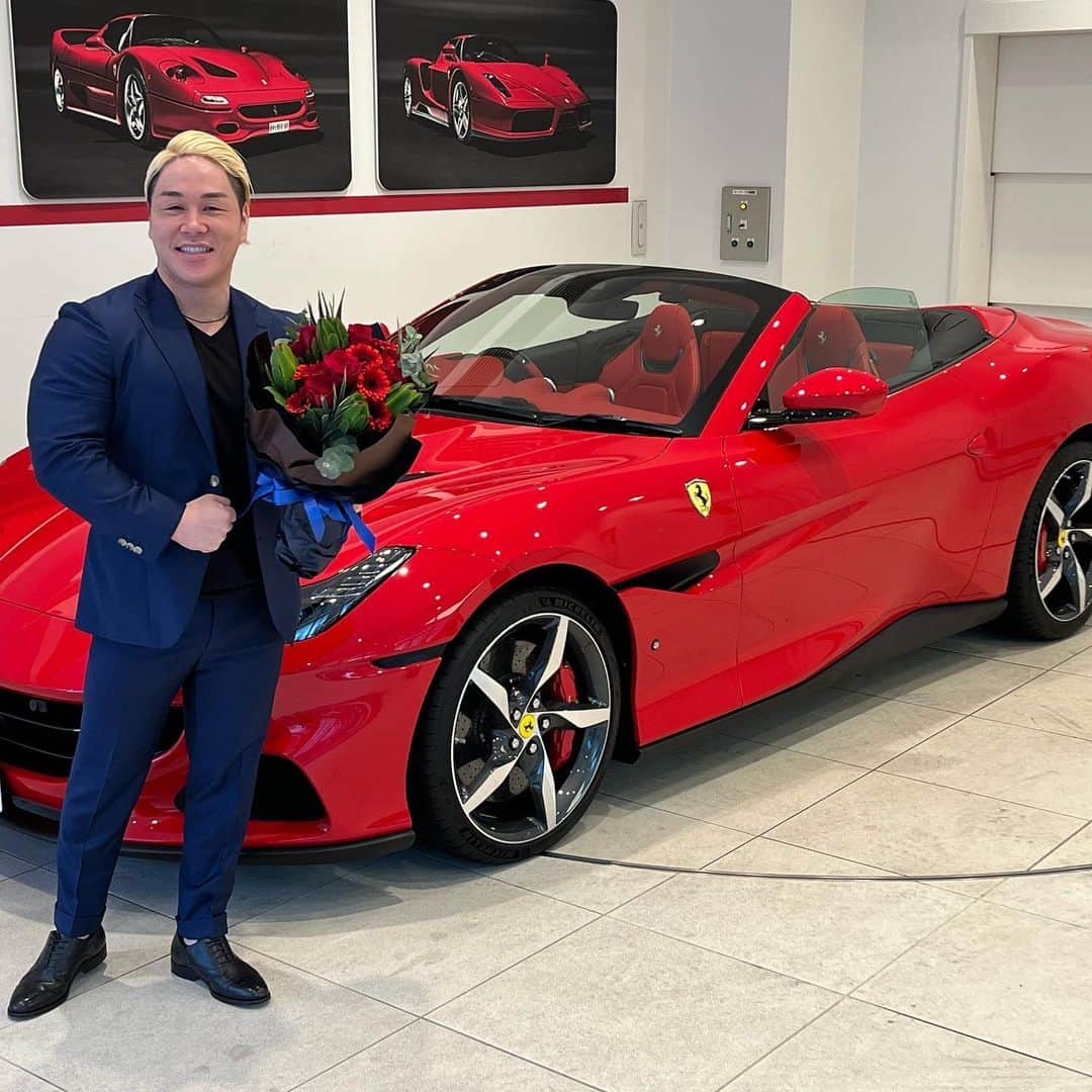 山澤礼明のインスタグラム：「フェラーリ納車しました。  僕にとって車は大きな夢の途中で手に入れたおまけみたいなもんです。  幾ら高い物を持っていてもそれはある意味で無価値です。  必要とされる人になること。  人が喜ぶサービスを作ること。  夢を与えられる存在になること。  人間力を高めてこその人生なのでしょう。  きっと夢を叶えた人にしか与えられない夢がある。  #山澤礼明#筋トレ#筋肉#ジム#フィットネス#フェラーリ」
