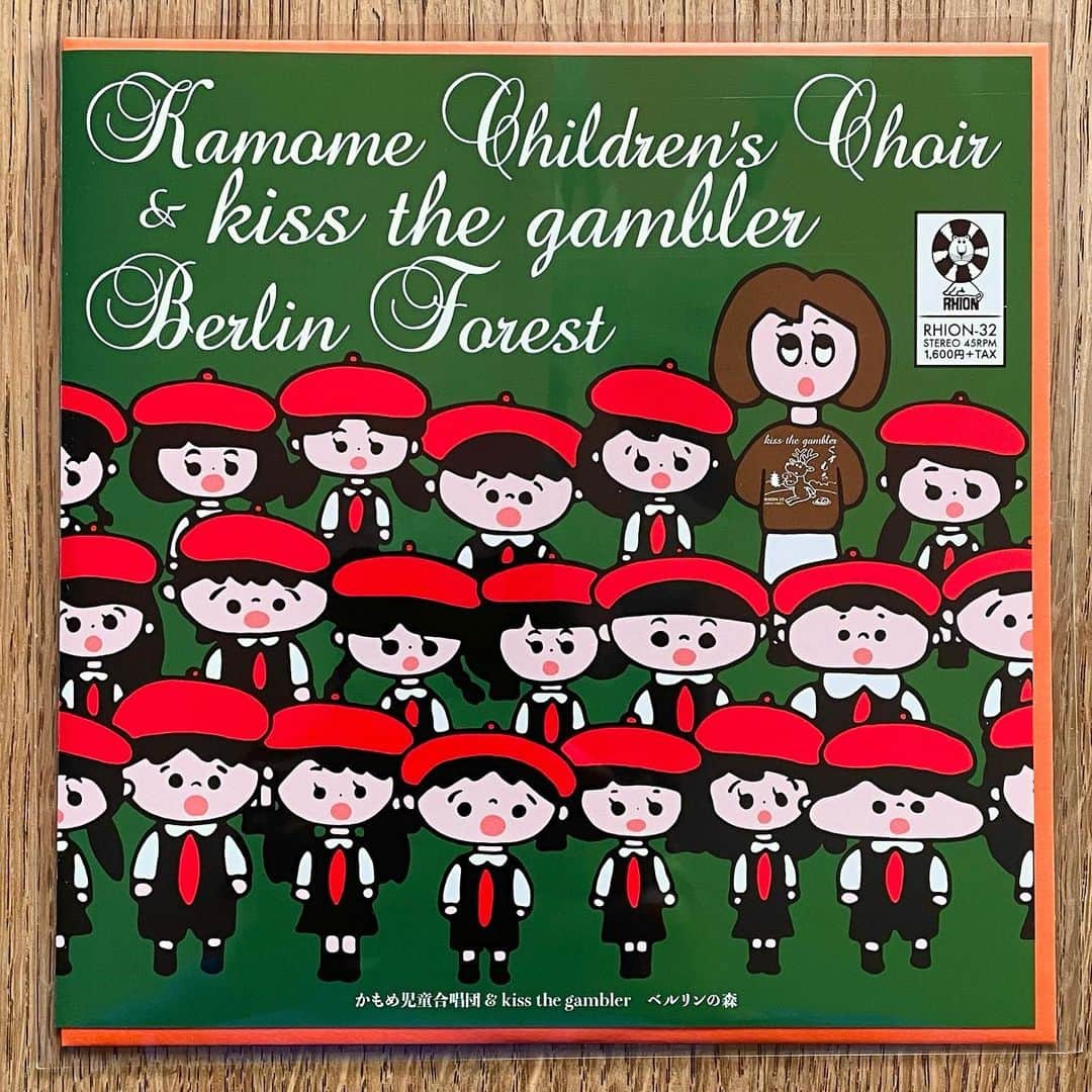 本秀康さんのインスタグラム写真 - (本秀康Instagram)「かもめ児童合唱団 ＆ kiss the gambler「ベルリンの森」  雷音レコードのNEW7inchです。kiss the gamblerの曲をかもめ児童合唱団が歌ってくれました(A面はキスギャンも一緒に歌ってます)。ホントは5月発売なんですが、4/2の横須賀アイドルカーニバルでまさかのキスギャンとかもめ児童合唱団が共演！レコードもすでにできていることなので、この日に超最速先行発売をすることにしました。キスギャンとかもめちゃんたちの夢の共演を是非見に来てください！ #kissthegambler #かもめ児童合唱団 #雷音レコード #7inchvinyl」3月30日 17時08分 - hideyasu_moto