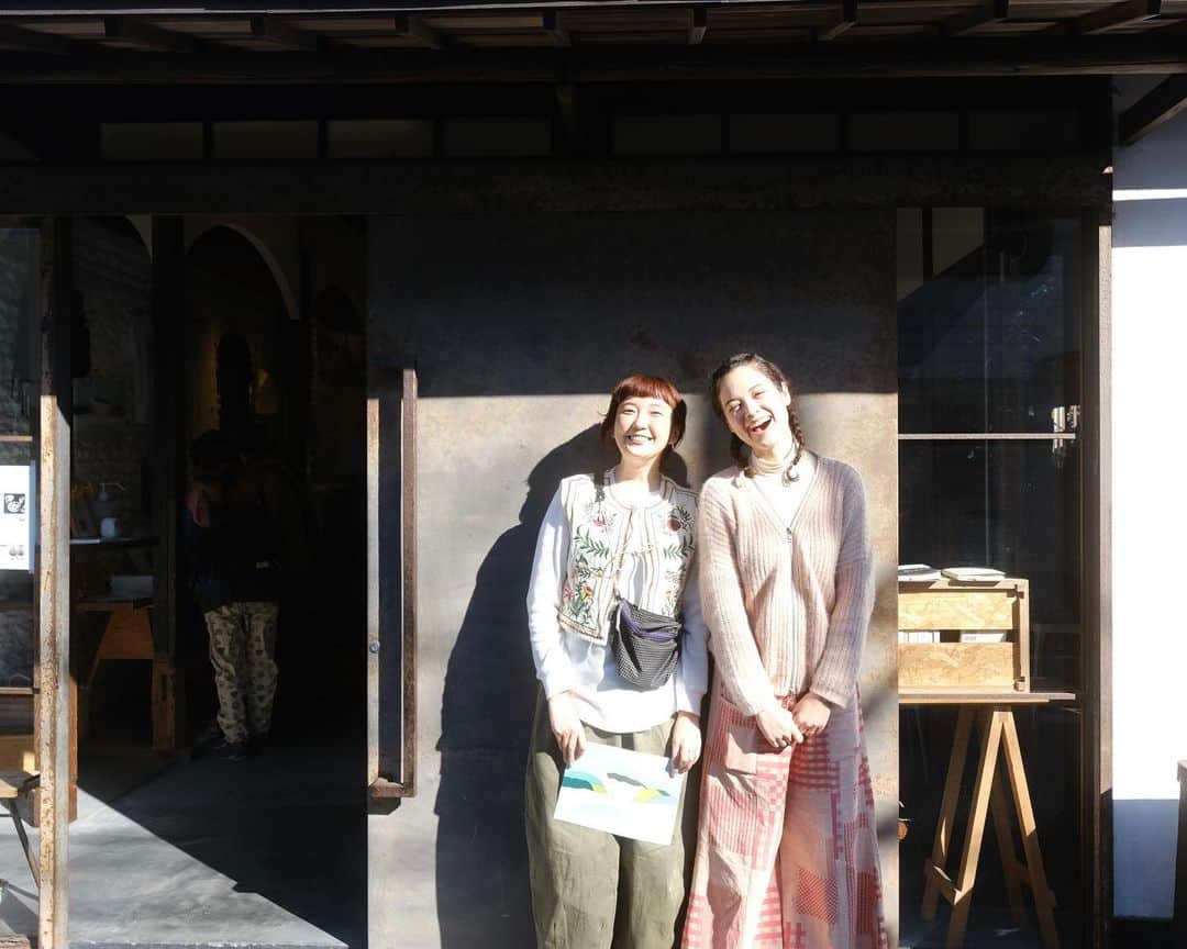 仲川希良のインスタグラム：「少し前になりますが 鎌倉で開かれていた四角友里さんの「山のよりみち店」へ ・ ・ 遠目にも「あ、あそこだ！」って分かるくらい 閑静な住宅街のなかでそこだけホワっと ほがらかな空気に包まれている場所があって ……まあ近づいてみたらほがらか超えてちょっと熱気を感じるくらいだったんだけど笑 友里さんが想いを込めてセレクトした品々を頬を紅潮させながら選ぶ人たちがあふれ そのなかで友里さんがいつも通りニコニコしてらして ・ そんな光景を目に出来ただけで あ〜来てよかった〜！ と思いました ・ ・ 友里さんにとってお山は 高かろうが低かろうが大きかろうが小さかろうが海外だろうが地元だろうが 等しく愛おしいもので ・ 山はもちろん 山にまつわるモノもそれを味わうヒトも 同じくらい愛してらっしゃるんだろうなと感じる空間でした ・ それを今は鎌倉という地で 表現しているんだなぁ ・ ・ 楽しみにしていた友里さんによる鎌倉案内のzineと @yuri_miyata のブナの葉をモチーフにしたイヤーカフをなんとかゲット ・ でも正直なところ 3歳の息子が「なぁんてステキなもの！」「こっちもステキなものだらけ！」と走りまくり触りまくりなので気が気ではなく (なので全然写真がありませんがお店に関してはとにかく友里さんのアカウント @yuri_yosumi を見ていただければ◎) なぜか最終的には息子が選んだもののほうを多く購入することになっていてアレレ？でした笑 ・ ・ 息子は最近私の山バッジで遊ぶのがブームだったのですが 自分の手で選んだ初めてのバッジは @midorisanada さんの雷鳥さんとなりました ・ さらにお会計の直前に @higashi_alps さんのコーヒー豆のシールとバッジもねじ込んできて その晩は「お豆シールとお豆バッジと絶対一緒に寝る」と言って 枕元に鎌倉の海で拾ってきた貝殻とあわせて並べ 大満足で眠りについておりました ・ ・ ・ 山に登っていないのに 友里さんと参加されていた作家の皆さまのおかげで 山への気持ちが満たされたひととき ・ 同じくらいの子を持つ親として本当に想像を絶する大変さだったと思うのですが(ご家族も！) 第3回目も期待してます、友里さん♡ ・ ・ ・ #⛰ #🌊 #鎌倉 #山のよりみち店  ・ フォロワーさんの中にも行かれた方多いのじゃないかしら どんな素敵な子を連れ帰ったのかよかったら教えていただきたいです〜☺️」