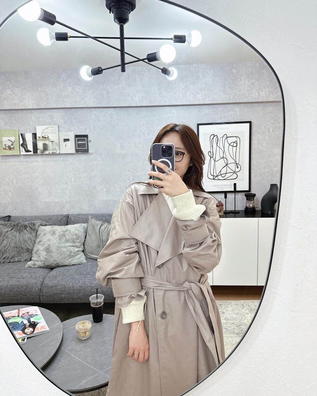 小祝麻里亜のインスタグラム：「お気に入りのスプリングコート🧥デビューしたばかりの @_josemoon_ の新作なんだけどレザーライクの生地だから、おしゃれだし、花粉もサッと取り払えてます🤭🌸  暖かくなってきたけど寒暖差もあるから、気をつけて過ごしましょうね🩵  ．＿＿＿＿＿＿＿＿ #코디 #스타일링 #데일리룩 #오오티디 #158cmコーデ #春アウター #josemoon」
