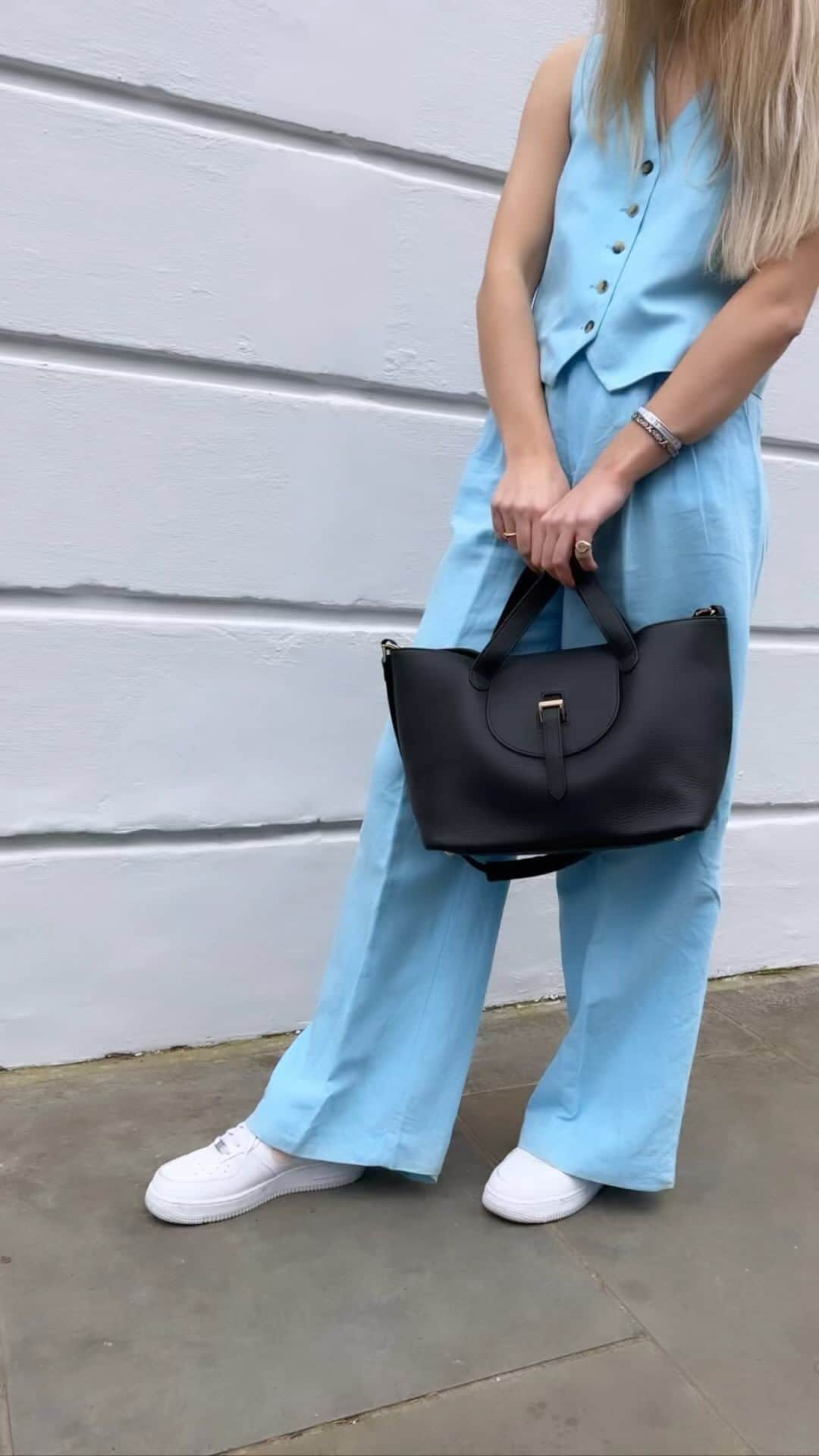 メリメロのインスタグラム：「If spring has not arrived why not bring some joy with colour and a classic Thela bag ?!」