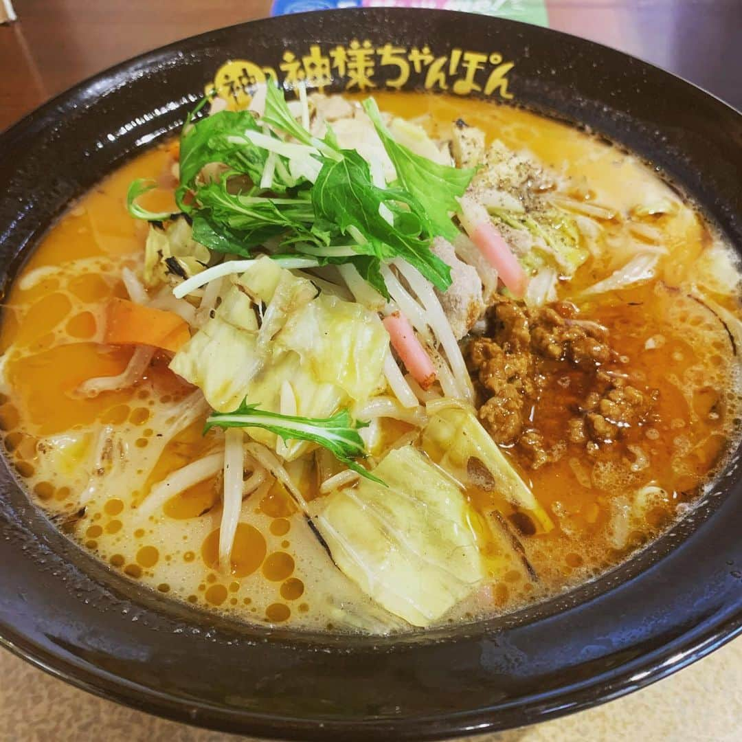 タダスケさんのインスタグラム写真 - (タダスケInstagram)「3月の麺活🍜  (初)ラーメン鷹の目  いつも行列なんやけど、誰も並んで無かったからススっと入店。 美味しかった！  久しぶりの盛岡、盛岡と言えば…  不来方じゃじゃ麺  券売機に並ぶと 俺の前のおっちゃんが悪戦苦闘していた。  千円札が通らないらしく 千円入れたら戻ってくるって言うラリーを延々としていた  おっちゃん「千円札が入らないんですけど〜」  店「お札を真っ直ぐにしてみてくださいー」  それでも券売機に千円札が通らない  おっちゃん「えええ…」  タダスケ(やべ、俺も千円札しか持ってへん…）  おっちゃん「あの〜先にどうぞ…」  タダスケ「いえいえ、大丈夫ですよ！！」  しかし、千円札が券売機に通らない、おっちゃん….  おっちゃん「あの…やっぱり先にどうぞ….」  タダスケ「……はい」  不安になりながら券売機に千円札を投入、負のスパイラルに巻き込まれてしまうのか…  ウィーン　　  ピッ！  俺の千円札が通った  おっちゃん「なんでえぇぇぇぇ」  とても気まづかったけど、さっさと購入して着席。  久しぶりの不来方じゃじゃ麺 やっぱりな！美味しかった！  ずばずばススッていると 券売機に苦戦していた、おっちゃんも無事に券を買えて、じゃじゃ麺を食べていた。  良かった🍜  #noah_ghc #noah_glg #prowrestling #prowrestler #プロレス #ラーメン #麺活 #鷹の目 #まぜそば #不来方じゃじゃめん #じゃじゃ麺 #前沢牛 #肉団子うどん #神様ちゃんぽん #ラーメン花月嵐 #家系ラーメン #チャーシュー蕎麦」3月30日 15時40分 - yoshidatadasuke