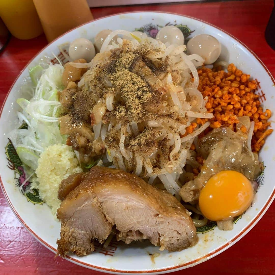 タダスケさんのインスタグラム写真 - (タダスケInstagram)「3月の麺活🍜  (初)ラーメン鷹の目  いつも行列なんやけど、誰も並んで無かったからススっと入店。 美味しかった！  久しぶりの盛岡、盛岡と言えば…  不来方じゃじゃ麺  券売機に並ぶと 俺の前のおっちゃんが悪戦苦闘していた。  千円札が通らないらしく 千円入れたら戻ってくるって言うラリーを延々としていた  おっちゃん「千円札が入らないんですけど〜」  店「お札を真っ直ぐにしてみてくださいー」  それでも券売機に千円札が通らない  おっちゃん「えええ…」  タダスケ(やべ、俺も千円札しか持ってへん…）  おっちゃん「あの〜先にどうぞ…」  タダスケ「いえいえ、大丈夫ですよ！！」  しかし、千円札が券売機に通らない、おっちゃん….  おっちゃん「あの…やっぱり先にどうぞ….」  タダスケ「……はい」  不安になりながら券売機に千円札を投入、負のスパイラルに巻き込まれてしまうのか…  ウィーン　　  ピッ！  俺の千円札が通った  おっちゃん「なんでえぇぇぇぇ」  とても気まづかったけど、さっさと購入して着席。  久しぶりの不来方じゃじゃ麺 やっぱりな！美味しかった！  ずばずばススッていると 券売機に苦戦していた、おっちゃんも無事に券を買えて、じゃじゃ麺を食べていた。  良かった🍜  #noah_ghc #noah_glg #prowrestling #prowrestler #プロレス #ラーメン #麺活 #鷹の目 #まぜそば #不来方じゃじゃめん #じゃじゃ麺 #前沢牛 #肉団子うどん #神様ちゃんぽん #ラーメン花月嵐 #家系ラーメン #チャーシュー蕎麦」3月30日 15時40分 - yoshidatadasuke