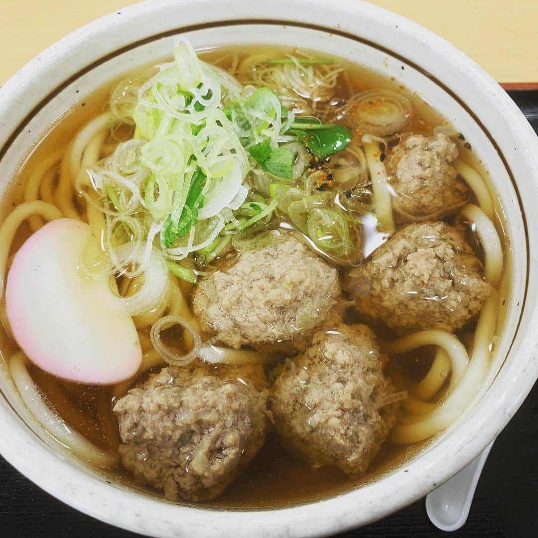 タダスケさんのインスタグラム写真 - (タダスケInstagram)「3月の麺活🍜  (初)ラーメン鷹の目  いつも行列なんやけど、誰も並んで無かったからススっと入店。 美味しかった！  久しぶりの盛岡、盛岡と言えば…  不来方じゃじゃ麺  券売機に並ぶと 俺の前のおっちゃんが悪戦苦闘していた。  千円札が通らないらしく 千円入れたら戻ってくるって言うラリーを延々としていた  おっちゃん「千円札が入らないんですけど〜」  店「お札を真っ直ぐにしてみてくださいー」  それでも券売機に千円札が通らない  おっちゃん「えええ…」  タダスケ(やべ、俺も千円札しか持ってへん…）  おっちゃん「あの〜先にどうぞ…」  タダスケ「いえいえ、大丈夫ですよ！！」  しかし、千円札が券売機に通らない、おっちゃん….  おっちゃん「あの…やっぱり先にどうぞ….」  タダスケ「……はい」  不安になりながら券売機に千円札を投入、負のスパイラルに巻き込まれてしまうのか…  ウィーン　　  ピッ！  俺の千円札が通った  おっちゃん「なんでえぇぇぇぇ」  とても気まづかったけど、さっさと購入して着席。  久しぶりの不来方じゃじゃ麺 やっぱりな！美味しかった！  ずばずばススッていると 券売機に苦戦していた、おっちゃんも無事に券を買えて、じゃじゃ麺を食べていた。  良かった🍜  #noah_ghc #noah_glg #prowrestling #prowrestler #プロレス #ラーメン #麺活 #鷹の目 #まぜそば #不来方じゃじゃめん #じゃじゃ麺 #前沢牛 #肉団子うどん #神様ちゃんぽん #ラーメン花月嵐 #家系ラーメン #チャーシュー蕎麦」3月30日 15時40分 - yoshidatadasuke