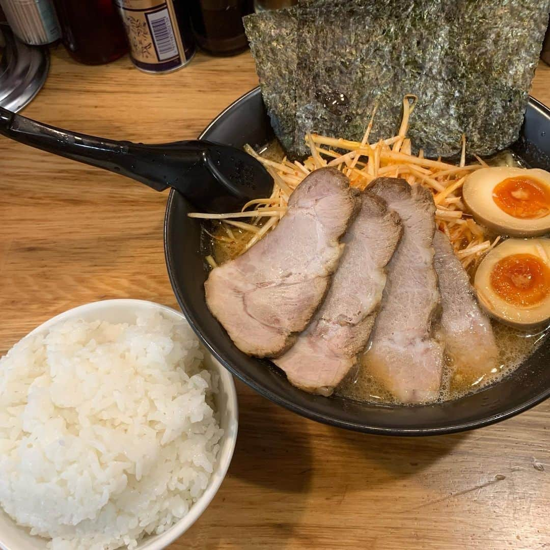 タダスケさんのインスタグラム写真 - (タダスケInstagram)「3月の麺活🍜  (初)ラーメン鷹の目  いつも行列なんやけど、誰も並んで無かったからススっと入店。 美味しかった！  久しぶりの盛岡、盛岡と言えば…  不来方じゃじゃ麺  券売機に並ぶと 俺の前のおっちゃんが悪戦苦闘していた。  千円札が通らないらしく 千円入れたら戻ってくるって言うラリーを延々としていた  おっちゃん「千円札が入らないんですけど〜」  店「お札を真っ直ぐにしてみてくださいー」  それでも券売機に千円札が通らない  おっちゃん「えええ…」  タダスケ(やべ、俺も千円札しか持ってへん…）  おっちゃん「あの〜先にどうぞ…」  タダスケ「いえいえ、大丈夫ですよ！！」  しかし、千円札が券売機に通らない、おっちゃん….  おっちゃん「あの…やっぱり先にどうぞ….」  タダスケ「……はい」  不安になりながら券売機に千円札を投入、負のスパイラルに巻き込まれてしまうのか…  ウィーン　　  ピッ！  俺の千円札が通った  おっちゃん「なんでえぇぇぇぇ」  とても気まづかったけど、さっさと購入して着席。  久しぶりの不来方じゃじゃ麺 やっぱりな！美味しかった！  ずばずばススッていると 券売機に苦戦していた、おっちゃんも無事に券を買えて、じゃじゃ麺を食べていた。  良かった🍜  #noah_ghc #noah_glg #prowrestling #prowrestler #プロレス #ラーメン #麺活 #鷹の目 #まぜそば #不来方じゃじゃめん #じゃじゃ麺 #前沢牛 #肉団子うどん #神様ちゃんぽん #ラーメン花月嵐 #家系ラーメン #チャーシュー蕎麦」3月30日 15時40分 - yoshidatadasuke