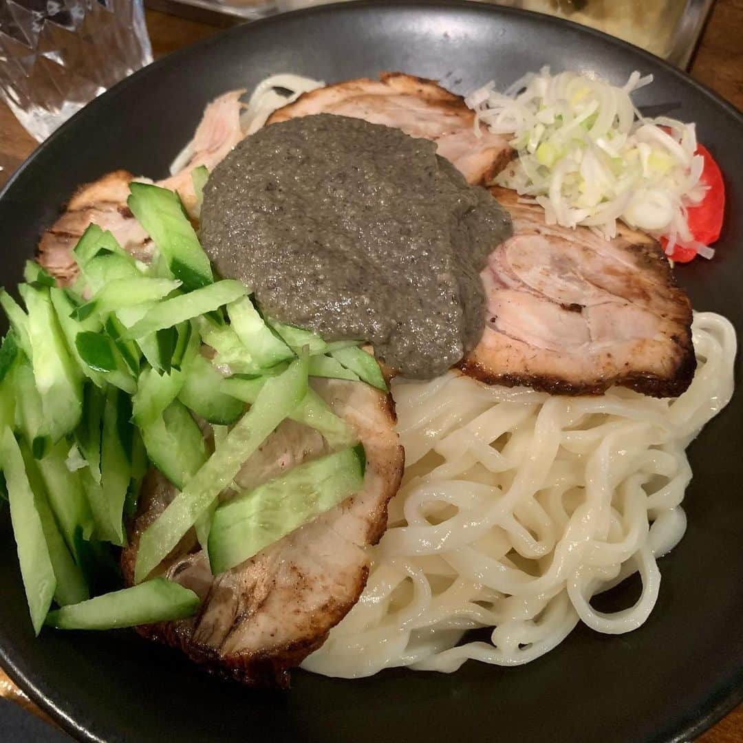 タダスケさんのインスタグラム写真 - (タダスケInstagram)「3月の麺活🍜  (初)ラーメン鷹の目  いつも行列なんやけど、誰も並んで無かったからススっと入店。 美味しかった！  久しぶりの盛岡、盛岡と言えば…  不来方じゃじゃ麺  券売機に並ぶと 俺の前のおっちゃんが悪戦苦闘していた。  千円札が通らないらしく 千円入れたら戻ってくるって言うラリーを延々としていた  おっちゃん「千円札が入らないんですけど〜」  店「お札を真っ直ぐにしてみてくださいー」  それでも券売機に千円札が通らない  おっちゃん「えええ…」  タダスケ(やべ、俺も千円札しか持ってへん…）  おっちゃん「あの〜先にどうぞ…」  タダスケ「いえいえ、大丈夫ですよ！！」  しかし、千円札が券売機に通らない、おっちゃん….  おっちゃん「あの…やっぱり先にどうぞ….」  タダスケ「……はい」  不安になりながら券売機に千円札を投入、負のスパイラルに巻き込まれてしまうのか…  ウィーン　　  ピッ！  俺の千円札が通った  おっちゃん「なんでえぇぇぇぇ」  とても気まづかったけど、さっさと購入して着席。  久しぶりの不来方じゃじゃ麺 やっぱりな！美味しかった！  ずばずばススッていると 券売機に苦戦していた、おっちゃんも無事に券を買えて、じゃじゃ麺を食べていた。  良かった🍜  #noah_ghc #noah_glg #prowrestling #prowrestler #プロレス #ラーメン #麺活 #鷹の目 #まぜそば #不来方じゃじゃめん #じゃじゃ麺 #前沢牛 #肉団子うどん #神様ちゃんぽん #ラーメン花月嵐 #家系ラーメン #チャーシュー蕎麦」3月30日 15時40分 - yoshidatadasuke