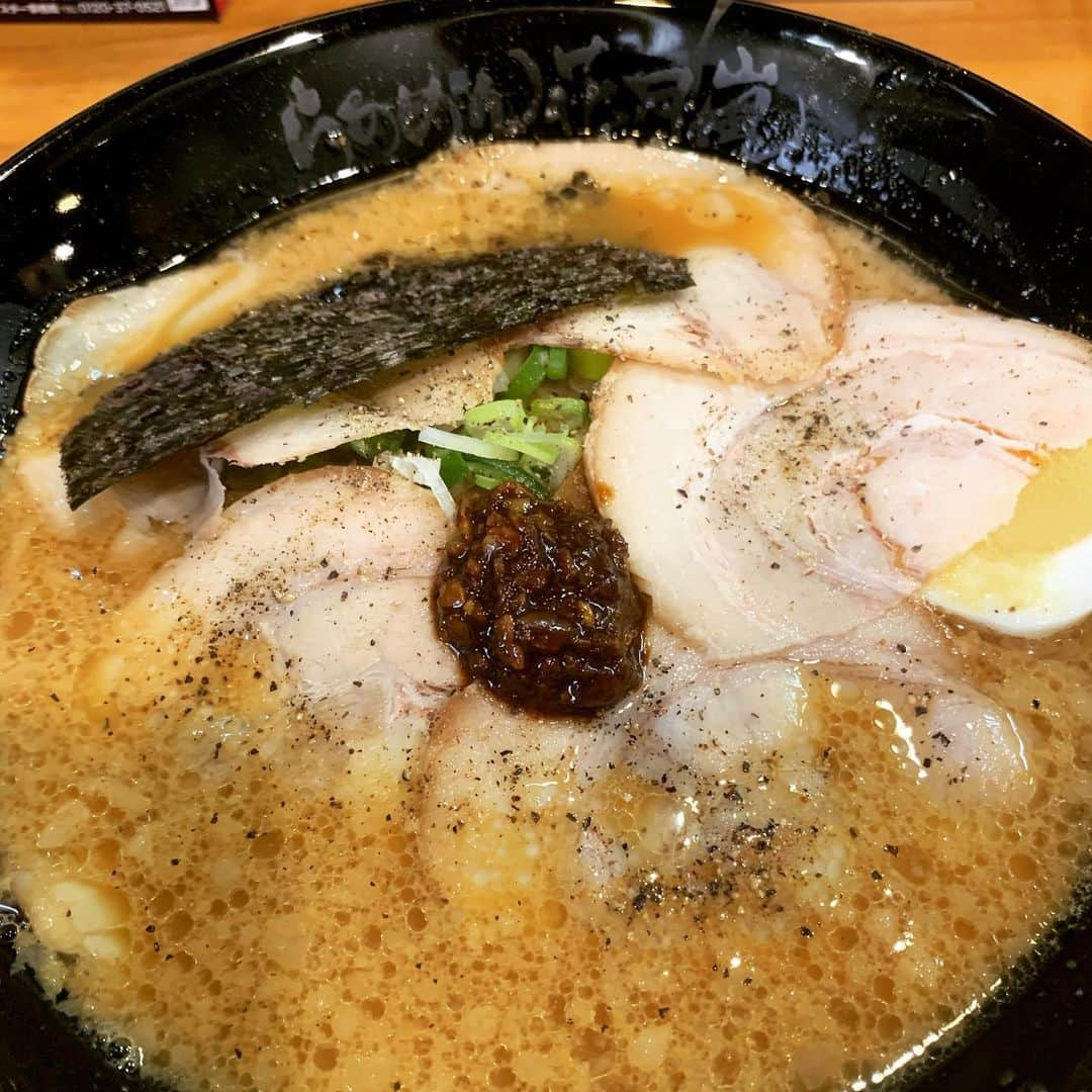 タダスケさんのインスタグラム写真 - (タダスケInstagram)「3月の麺活🍜  (初)ラーメン鷹の目  いつも行列なんやけど、誰も並んで無かったからススっと入店。 美味しかった！  久しぶりの盛岡、盛岡と言えば…  不来方じゃじゃ麺  券売機に並ぶと 俺の前のおっちゃんが悪戦苦闘していた。  千円札が通らないらしく 千円入れたら戻ってくるって言うラリーを延々としていた  おっちゃん「千円札が入らないんですけど〜」  店「お札を真っ直ぐにしてみてくださいー」  それでも券売機に千円札が通らない  おっちゃん「えええ…」  タダスケ(やべ、俺も千円札しか持ってへん…）  おっちゃん「あの〜先にどうぞ…」  タダスケ「いえいえ、大丈夫ですよ！！」  しかし、千円札が券売機に通らない、おっちゃん….  おっちゃん「あの…やっぱり先にどうぞ….」  タダスケ「……はい」  不安になりながら券売機に千円札を投入、負のスパイラルに巻き込まれてしまうのか…  ウィーン　　  ピッ！  俺の千円札が通った  おっちゃん「なんでえぇぇぇぇ」  とても気まづかったけど、さっさと購入して着席。  久しぶりの不来方じゃじゃ麺 やっぱりな！美味しかった！  ずばずばススッていると 券売機に苦戦していた、おっちゃんも無事に券を買えて、じゃじゃ麺を食べていた。  良かった🍜  #noah_ghc #noah_glg #prowrestling #prowrestler #プロレス #ラーメン #麺活 #鷹の目 #まぜそば #不来方じゃじゃめん #じゃじゃ麺 #前沢牛 #肉団子うどん #神様ちゃんぽん #ラーメン花月嵐 #家系ラーメン #チャーシュー蕎麦」3月30日 15時40分 - yoshidatadasuke