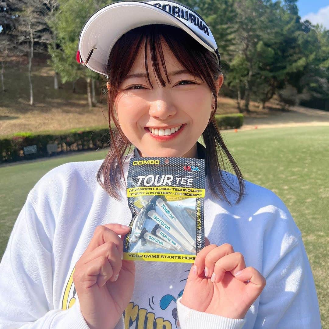 山内鈴蘭のインスタグラム：「@gorurun_ のTOUR TEEが発売されましたっ🥺🌱  ずっと昔から使ってたティーで、 PGAの選手も使用していたり 今流行りのゴルフアイテム🌸  折れない！無くならない！ ボールが置きやすい！  とっても使いやすいんです🔥  ツアーティー使い始めて 2年弱経つかな！？  ゴルフブランドGorurunのキーカラー″ゴルランブルー″でデザインされた明るくポップなティーに仕上がりました☺️💙  ゴルフをさらに楽しんで頂けると嬉しいですっ！！！！！！  #ゴルフ #ゴルフブランド #tourtee #ツアーティー #gorurun #ゴルラン #ゴルフアイテム #ゴルフウェア #ゴルフ女子 #ゴルフ男子 #pgatour #プロゴルファー #アスリート #ゴルフ好きな人と繋がりたい #ゴルフティー」