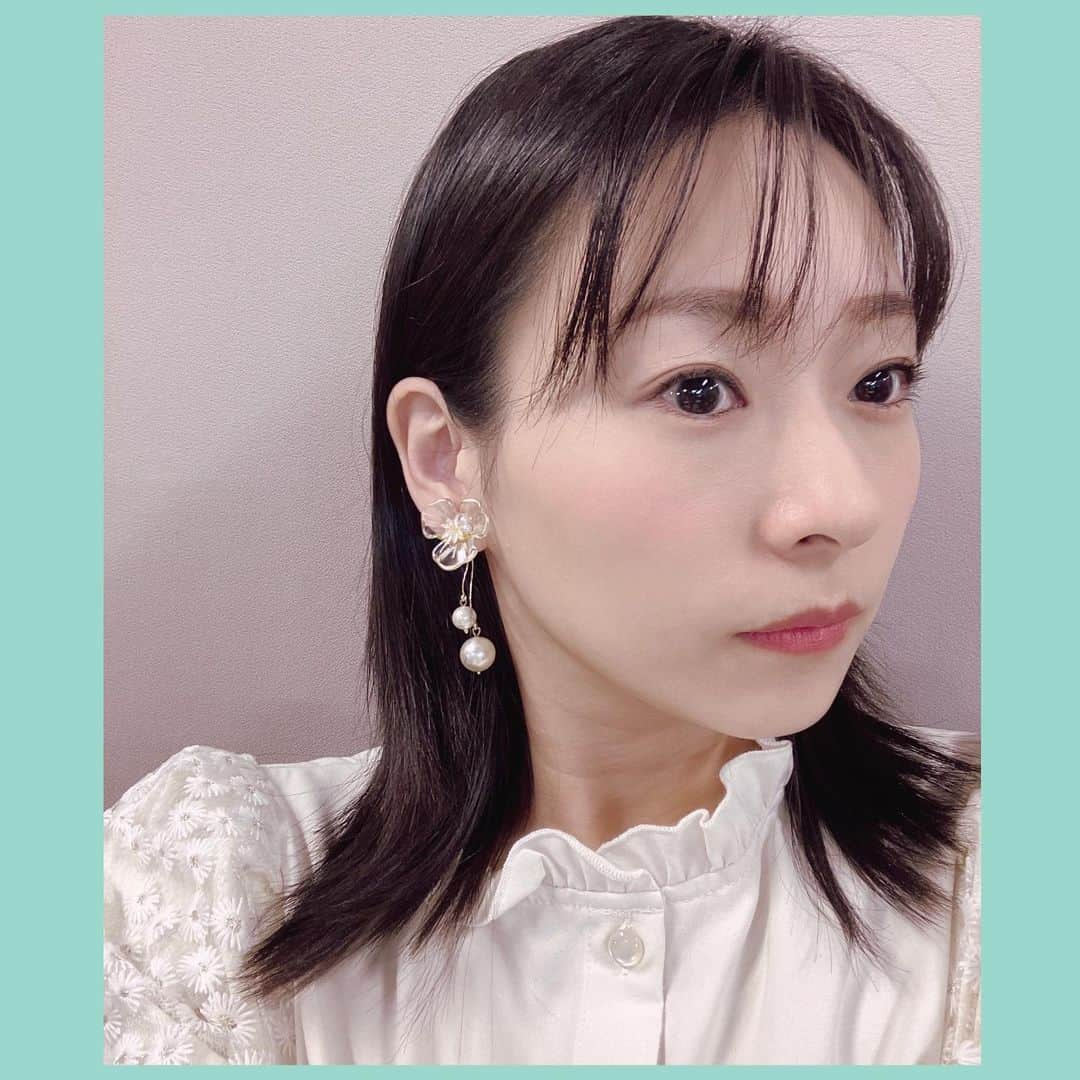 砂岡春奈のインスタグラム：「中継ご覧頂きありがとうございました！ 京浜盃はサベージ！前半から差しきりが決まってましたから、どの馬の末脚が勝るか注目していましたが…サベージ＆石崎駿騎手お見事でした👏  こちらは昨日の衣装☆ 可愛い花柄ボリューム袖に合わせ  @gardenia_handmade_jewelry  さんのピアスを着用させて頂きました✨  キャッチにパールが付いていて、とても華やかです😊  #サージカルピアス #金属アレルギー  #パールピアス  場内リポーターの堀江舞キャスターもパールのピアスが似合ってる😆✨  京急電鉄のキャラクター けいきゅんと一緒に📸  #京浜盃  #サベージ #石崎駿騎手  #京急電鉄 #けいきゅん」