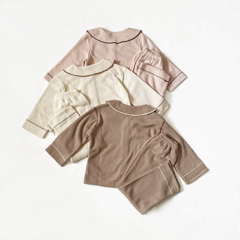 子供服のbig foRE:stさんのインスタグラム写真 - (子供服のbig foRE:stInstagram)「・  ビッグカラーパイピングパジャマ color 2【R036】  柔らかく肌触りの良いワッフル生地で 着心地抜群で過ごしやすいパジャマ😌  ビッグカラーにステッチパイピングが可愛いです♡︎ʾʾ  3colorでご用意しております🌷  #子供服#キッズコーデ#韓国子供服 #kidscode #outfit #おでかけコーデ#海外子供服#おしゃれさんと繋がりたい #kidsiapan #セレクトショップ#女の子コーデ #男の子コーデ#女の子ママ#男の子ママ#インポート#コドモノ#ベビフル#お洒落さんとつながりたい#親ばか部＃子供服通販#ナチュラルコーデ#プチプラ子供服#お洒落キッズ#赤ちゃんがいる生活#ママリ#子育てグラム#ルームウェア#パジャマ」3月30日 15時57分 - olpemi_