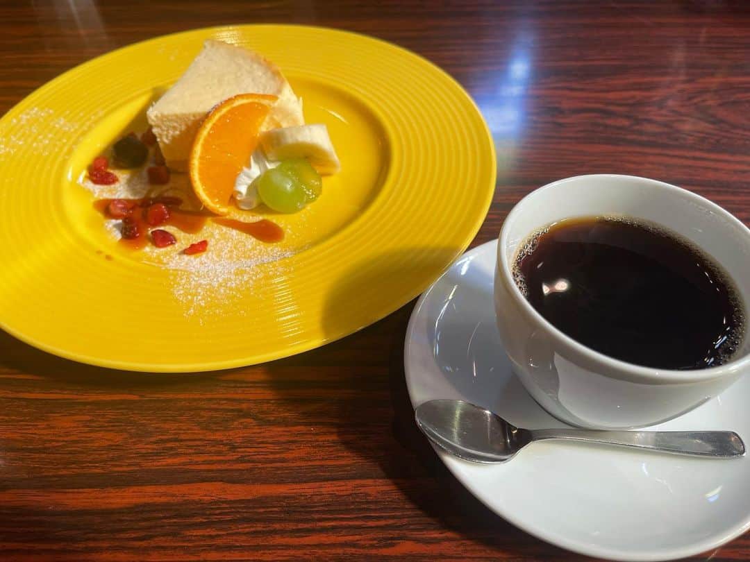 澤上竜二のインスタグラム：「練習終わりにカフェ。 チーズケーキ美味しかった！ #ガイナーレ鳥取#米子#鳥取#カフェ#ドドド#チーズケーキ#コーヒー#馬場#丸山#笑いすぎ」