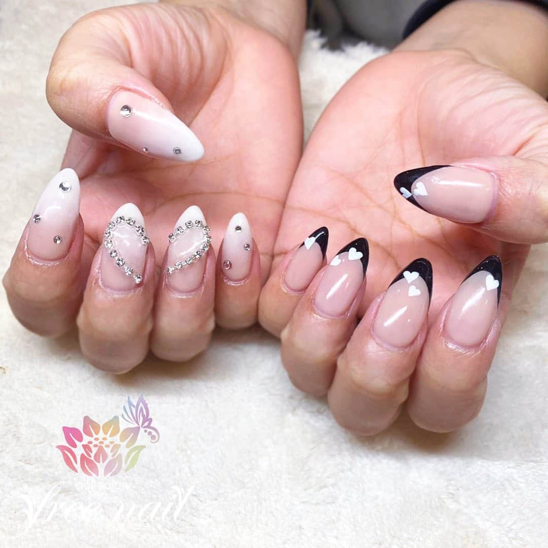 free nail フリーネイルのインスタグラム：「. お客様ネイル💅🏻🪷 . アシメネイル🖤🤍 . きれいめシンプルハート🖤🤍 . ご来店ありがとうございました🙇🏻‍♀️🙇🏻‍♀️🙇🏻‍♀️💗 . #ネイルアート #ジェルネイル #ネイルサロン #大阪ネイルサロン #ネイルデザイン #ネイルチェンジ #アシメネイル #アシンメトリーネイル #ハートネイル #フレンチネイル #ベイビーブーマーネイル #ブラックネイル #デザインネイル #トレンドネイル #おしゃれネイル #大人ネイル #春ネイル #springnails #nailsart #nailsdid #美甲 #日式美甲 #日式美甲胶 #日本美甲师 #日本美甲老师 #美甲上课 #日本胶 #フリーネイル #freenail」