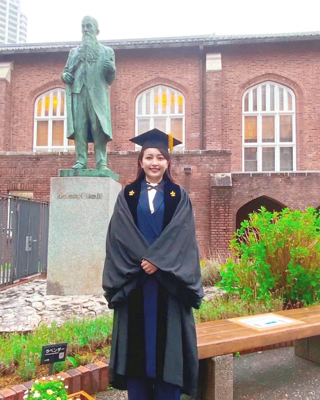 のインスタグラム：「今年度もまもなく終わり。 先週、母校の立教大学の卒業式にて 祝辞を贈る光栄な機会をいただきました。  昨年は大学院を修了し、今年再び アカデミックガウンを着るとは思っても みなかったです🎓  今年大学を卒業される皆さんは 新型コロナ感染拡大が始まる前に入学されて、様々な想定外を乗り越えてこられました。おそらくこの先の人生もたくさんの想定外な出来事が待っていることでしょう。  学びはここで終わりではなく 不確実な時代の中で、様々な想定外を受け入れて 前へ進んでいく そんなしなやかさを持てるように。  自分にも言い聞かせるように 祝辞に思いを込めました。  ご卒業、おめでとうございます🌸  #立教大学 #卒業式」