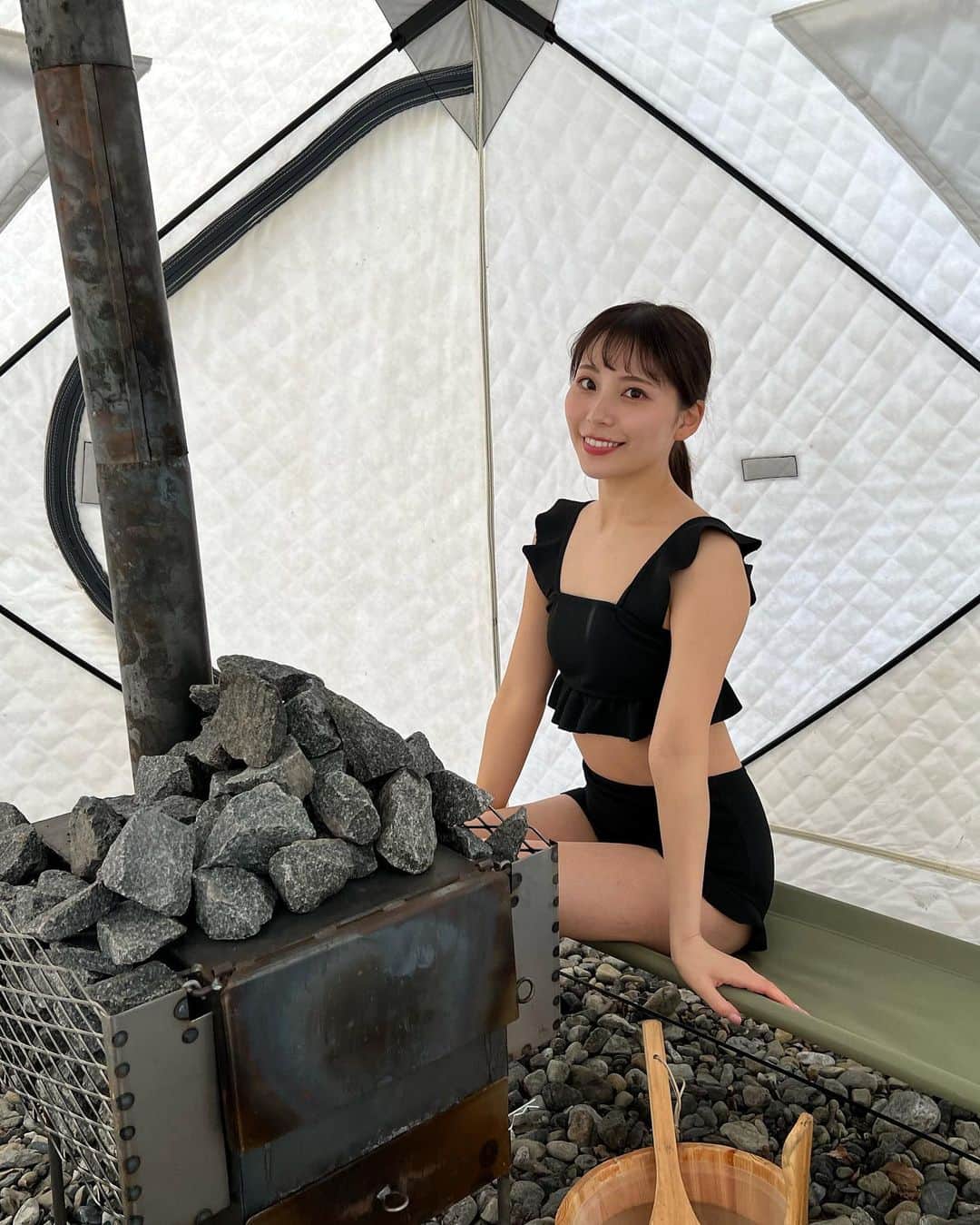 宮崎理奈さんのインスタグラム写真 - (宮崎理奈Instagram)「. . . 人生初の川テントサウナ🏕  最高&最高でした！！ 秋川渓谷にある #リバーティオ にある川べりでテントサウナが出来る施設があって、実際に組み立てるところから見させて頂いて、解体もお手伝いさせてもらいました✨  組み立て作業とか本当に大変なんだけど @sauna_paradise37 ではすでに常設されてるから、行ってサウナたのしんでBBQしたら帰る！みたいな楽々プラン🎉 整って研ぎ澄まされた味覚でのBBQ最高すぎた！  私公式アンバサダー目指してるから勝手に宣伝してます😂笑 私のインスタみたら安くなるとかそんなのないけど宣伝してます😂笑  肝心のサウナですが、温度も自分達で自由自在にできるし、なにより、出て10秒で川に飛び込めるから、すぐ整える🌸 整い椅子の角度も自分達で変えられるし、アロマウォーターも自分達で選べるから、オリジナルサウナってかんじ♨️  もうね、本当オススメ。 プライベートサウナで一緒に行った友達に熱波送りたいから、熱波師目指すわ。笑  すでにもう行きたい。 みんな連れて行きたい。笑 . . . . #テントサウナ #秋川 #秋川渓谷 #秋川渓谷リバーティオ #リバーティオ #サウナ #サウナ女子 #サウナ女子会 #サウナイキタイ #サウナパラダイス #最高かよ」3月30日 16時16分 - rina.miyazaki0221