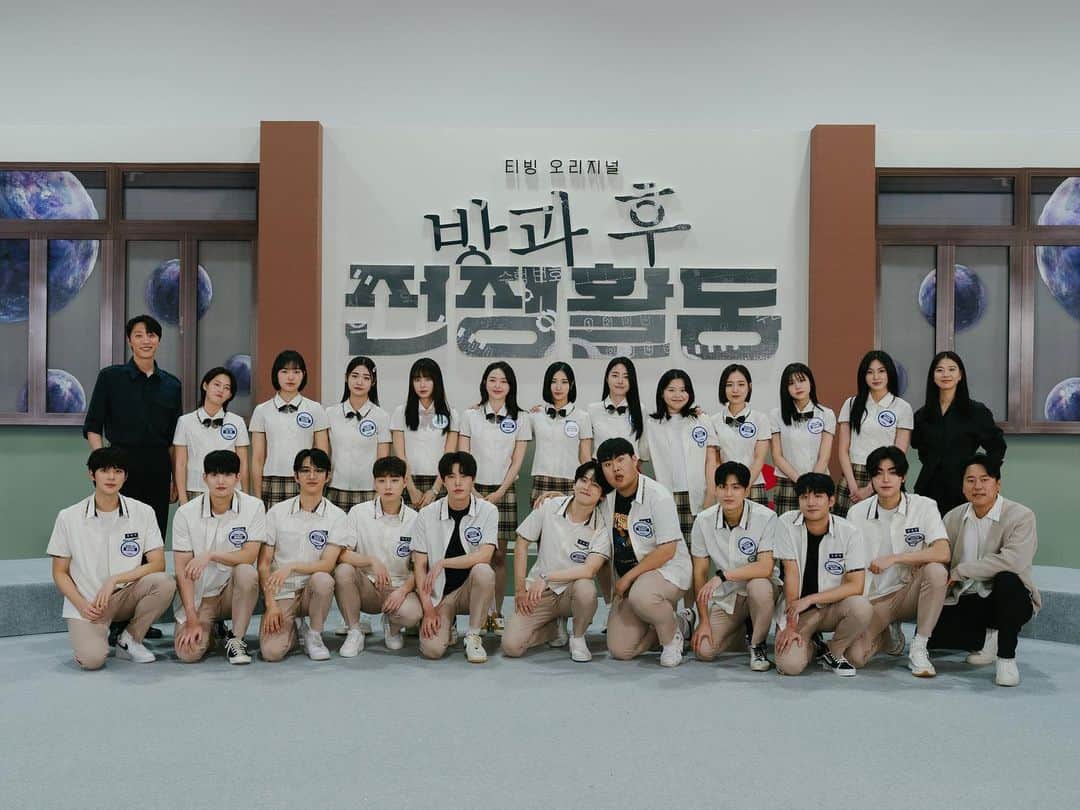 シン・ヒョンスのインスタグラム：「⠀ ⠀ TVING original series <방과 후 전쟁활동> 을  함께 만든 애정하는 나의 전우들을 소개합니다.  내가 기댈 수 있는 큰 나무였던 순원이형  @lee_soon_won 김원빈 병장 역  총보다 강력한 다정함이라는 무기로 함께 전쟁한 세미누나 @susemee 박은영 선생님 역  힘든 상황에서도 언제나 유쾌한 동료이자 나의 친구 정민이 @blackpearlbean 서자윤 하사 역  엉뚱함이 매력인 은빈이  @superb_ean 연보라 역  치열하게 치열이를 연기한 기해  @ki_hae__ 김치열 역  전쟁중에도 몸이 점점 좋아지던 민철이  @kimminchul0907 도수철 역  ‘권일하 그 잡채’ 였던 수겸이  @su_gyeom_ 권일하 역  투명하고 맑은영혼의 소유자 정란이  @egg_lan_ 박소윤 역  짬에서 나오는 바이브 종현이  @ro_0116 장영훈 역  언제나 웃는 얼굴로 반겨주던 상민이 @_sangmxn_ 왕태만 역  예쁜 눈에 진심을 담아 연기했던 소희  @s2k1m 이순이 역  애드립으로 만들어낸 명대사 제조기 명성이  @s_myoung_s 임우택 역  춘호를 애정하는 눈으로 바라보느라 고생했고 그래서 너무 고마운 수현이 @xinsooo 차소연 역  언제나 흔들리지 않고 묵묵히 나아가던 어른스런 혜지  @scene.hyeji 최연주 역  더 아껴주고 챙겨주지 못해 미안했던 막내 다은이 @an.daeun.05 김인혜 역   못하는게 없는 팔방미인 도규  @law_alone_0928 국영수 역  춘호의 목건강을 챙겨주던 고마운 반장 주하  @yeo_jooha 김유정 역  “여러분~ 힘내실게요~ 파이팅!” 현장에 파이팅 습관을 만들어준 세은이 @iri_ohseeun 홍준희 역  나의 룸메이트 나의 귀염둥이 민규  @woominkyu_ 김덕중 역  키크고, 멋지고, 잘생기고, 착하고, 배려심 많고.. 질투난다 종빈아 @900_0ng 조장수 역  현장에서 ‘이연’ 이 아니라 ‘노애설’ 로 마주했던 시간이 더 많았던 멋진 배우 연이 @h.a.y.eon 노애설 역  춘호의 든든한 오른팔이자 성품이 아름다운 종현이 @e.jonghyun 박해준 상병 역  탐경반지.. 지금 생각해도 웃음 터지는 나의 웃음버튼 민혁이 @l_jmh_l 조영신 역  춘호가 믿고 있는 명사수! 총기액션 장인 문희  @choimooonhee 이나라 역  연기에 대한 접근과 풀어내는 생각들에서 ‘배우 홍사빈’ 의 깊이를 느낄 수 있었던 사빈이 @hongxabin 우희락 역  능청스러움의 최고봉 세인이  @hwang_sayin 유하나 역  이렇게 함께하며 저에게 소중하고 고마운 사람들의  반짝이는 순간이 가득 담긴 <방과 후 전쟁활동> 이  내일 오후 4시 #TVING 에서 1-6부 까지 ‘PART 1’ 공개됩니다!  애정이 가득 담긴 이 작품이  많은 분들에게 사랑 받길 소망하며  여러분들의 많은 관심 부탁드립니다.」