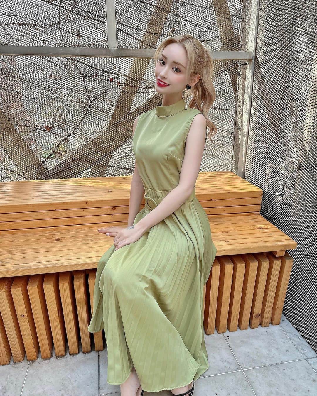 きよみんのインスタグラム：「大人っぽい雰囲気になれるワンピース💚」