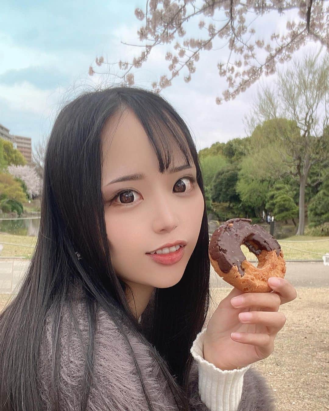 のインスタグラム：「もう桜のピークだね🌸 桜並木、何時間でも見ていられる☺️ 美しい眺めに心が洗われる🍃  #ライブ配信#ライバー#八重歯#宅建士#宅建#宅地建物取引士#不動産営業#イギリス留学#バセドウ病#吃音症#過敏性腸症候群#🧢なつみ👻🍊#ファッション誌モデル#着物モデル#隅田公園#한국어공부#gravesdisease#stuttering」