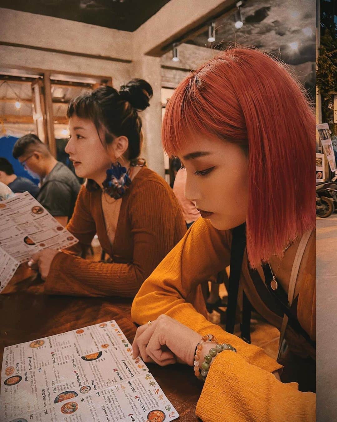 安柏兒のインスタグラム：「橘色的ELNIDO MEMORIES 🧡  還有滿滿的天使數字🫶🏼  #bestroomate @minjuhaha 私咪搭 讓我們了解了怎麼善用飯店的抽屜做分類😂😂😂😂😂  於是 @chihyuan0424 也使用起敏啾收納法 ✅」