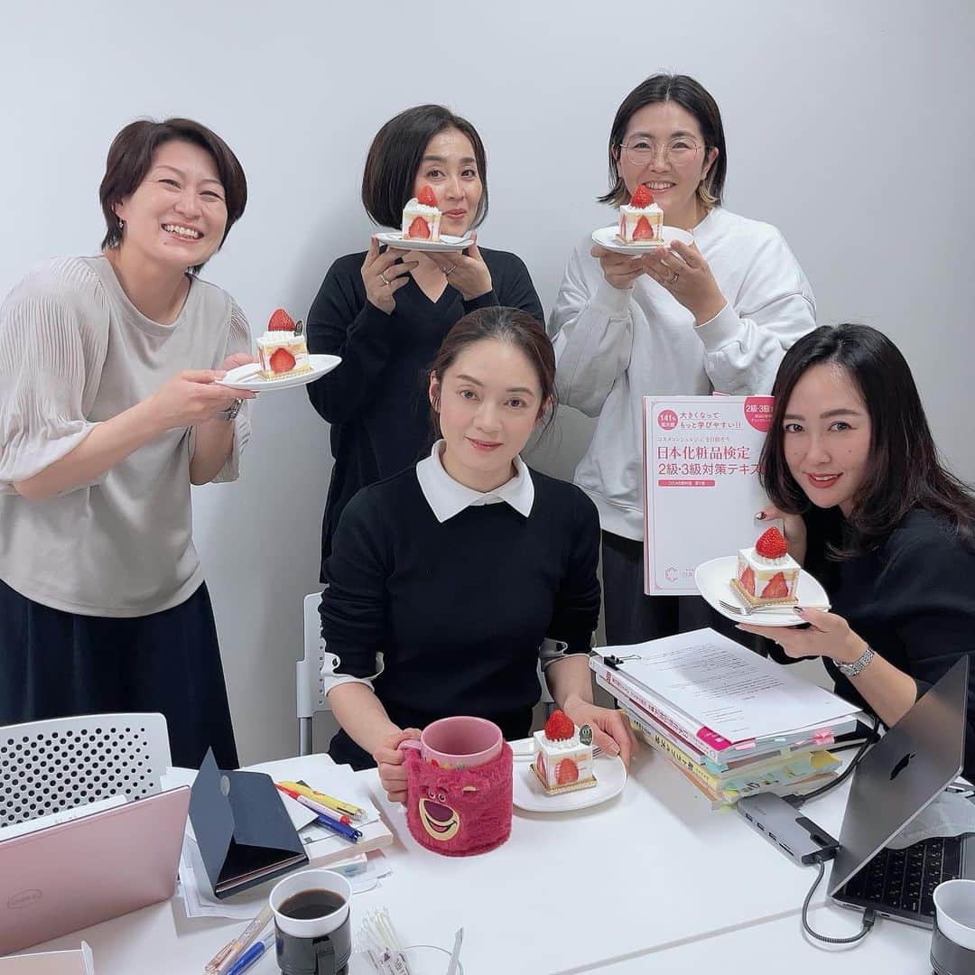 小西さやかのインスタグラム：「ゾロ目の44歳になりました！ 学術室メンバーと出版社の皆様に打合せの合間に誕生日会をしてもらいました(^^) . 今年はコロナ解禁で、交流会やイベントなど、全国巡って皆様に会いに行きます！ 楽しみ💕」