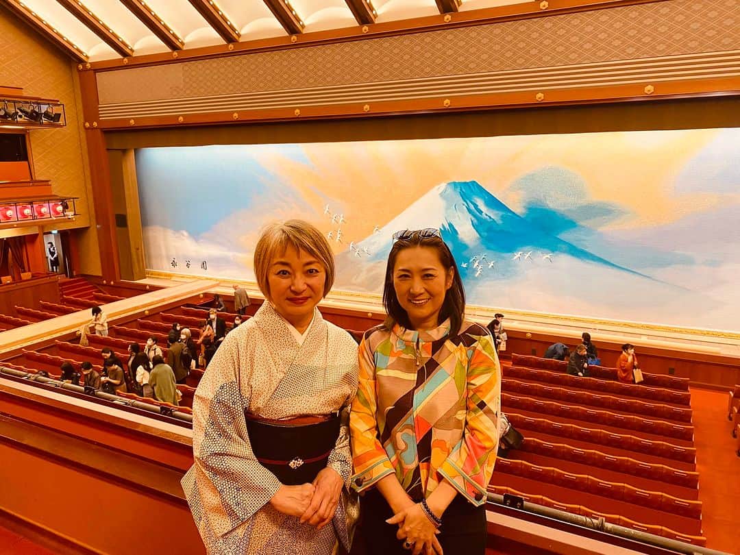池内ひろ美のインスタグラム：「歌舞伎はいつも素敵ですが、#三月大歌舞伎 の玉三郎様は素晴らしくステキでした。  一階席もいいけど、やっぱり二階席一列目が好き💖」