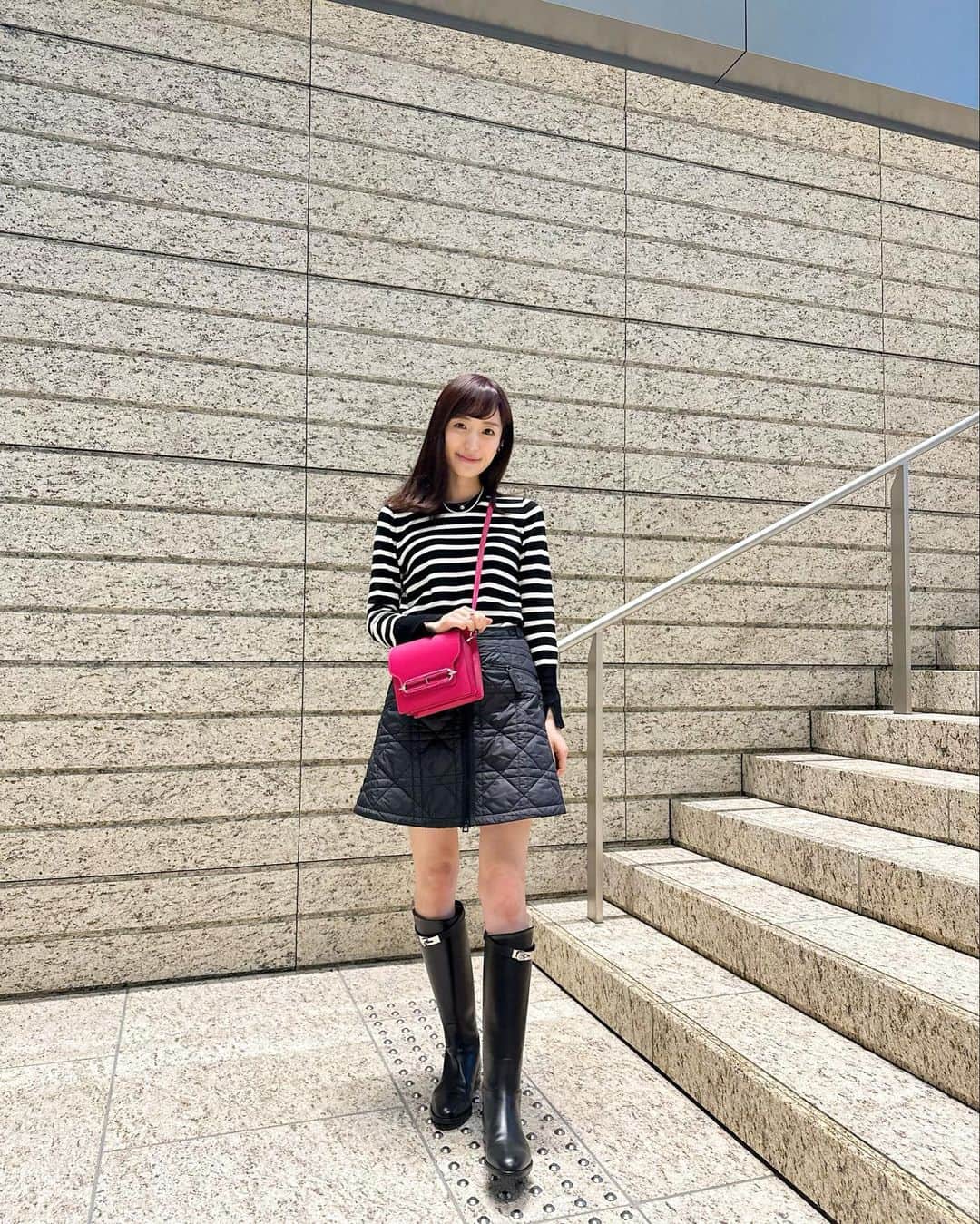 小林真由のインスタグラム：「久しぶりに膝を出して派手な格好をした日🌷 ⁡ ⁡ ⁡ @inamochinaoki さんにカラーカットしていただきました！ お友達も家族も素敵にしていただいてて、昨日は子供達も美容院デビュー🫶🏻✨ ⁡ 娘は直前も、「痛くない？ハサミはやっぱり当たっちゃう？ラプンツェルにしてください👸🏼長くしてくださいって言っていい？」とドキドキ笑😂 流石に長くはできなかったけど、気に入ったようでした♡ ⁡ 息子のカットは家でどうしても上手くできなくて、やっぱりプロは違う！と感激、、🥹！！ ⁡ ⁡ ⁡ #ファッション #コーデ #ママコーデ #女の子ママ #男の子ママ #ママライフ #コーディネート #４歳 #２歳 #ベビー #二人育児 #美容院」