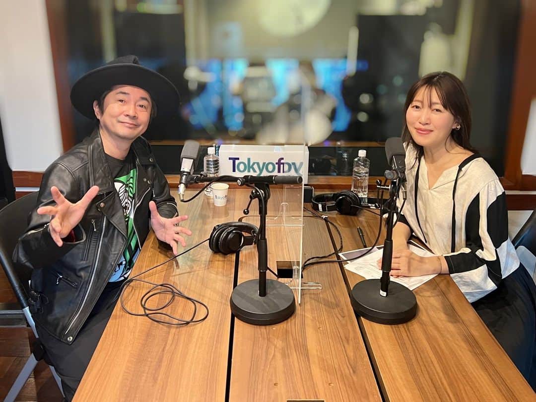 のインスタグラム：「3/30 #怒髪天 #増子直純 さんをお迎えしました♪  来年、結成40周年を迎える怒髪天。 最新のアーティス写真は、バンド初のフルメイクで話題に！  3月22日にはニューアルバム 『more-AA-janaica（モウ　エエジャナイカ）』を リリースされました♬  全6曲、怒髪天ワールド全開の作品！ 初回限定盤には、アルバムをイメージした 撮り下ろしの写真集が付いています。  増子直純さん 「この２〜３年、我慢しなきゃいけないこともあったけれど 我慢しなくていいことも我慢させられて、もういいんじゃないかと。 （江戸時代の騒動）“ええじゃないか”をもう一回、起こしたろかってぐらい 嫌なことがあるから、両方の気持ちを込めました。」  美雨さん 「社会のモヤモヤを吹き飛ばしてくれるような。」  増子直純さん 「それがやっぱりロックバンドのやること。しかも、無責任にね。 それじゃ困るよ！と叫ぶのがロックバンド。」  美雨さん 「そういう意味でもルーツに立ち返るような作品に。」  増子直純さん 「かなり怒っているからね、全方向に。 たた、人に何か大事なことを伝えるときは ユーモアが大事だね。」  そして、家族よりも長く過ごしているという バンドメンバーへの想いも…　（胸熱！）  ――――――――――――――  Q.あなたの“若気の至り”エピソードを教えてください！  増子直純さん 「俺の人生は、若気の至りで構成されてきたからね（笑） バンドのファッション。（怒髪天は）ハードコアやパンクバンドから出てきて 人のマネになるのはどうだろうと。 日本的なものの方が、かっこいいんじゃないかと勘違いして 最終的に、ズボンはベルトじゃなくて 縄を巻いていました。 ホームセンターに行ってロープを買って（笑） いき過ぎちゃって、見えないオシャレ、わかりづらいオシャレが カッコいいと思って。 VANSの靴もサイズ違いで履いて、片方はかかとを踏んで履いていました。 当時はオシャレだと思っていたけれど、誰にも伝わらなかった（笑） あとは、ジャージにネクタイをしていましたね。 （今はどうですか？）今は、楽な服ですね。 年とともに、人間の歴史が顔に出てくる。 服が何着ても顔に負けてくるよね。 おじさんの顔って迫力が出てくるから（笑）」  ◆増子さんが映画『#GOLDFISH』に出演！ 3月31日から公開！ 出演：永瀬正敏さん、北村有起哉さん、渋川清彦さんほか  #moreAAjanaica #モウエエジャナイカ #上原子友康 #清水泰次 #坂詰克彦 #坂本美雨 @miu_sakamoto @miusakamoto.staffofficial #tokyofm #JFN #全国38局ネット #radiko @tokyofm_official」