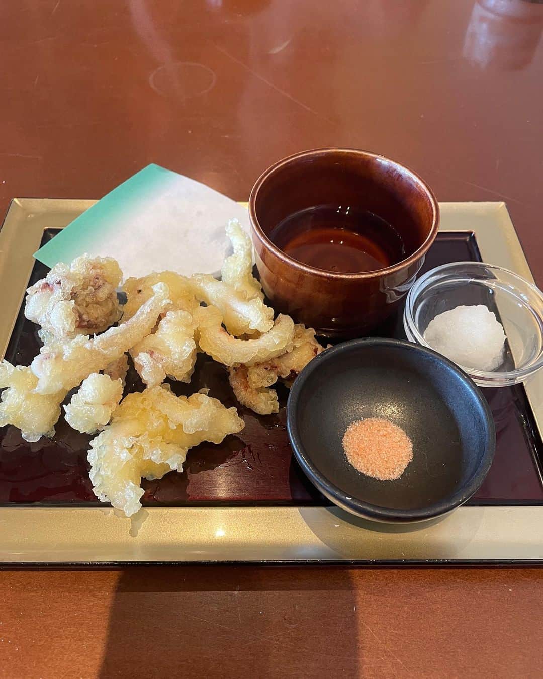 深瀬智聖さんのインスタグラム写真 - (深瀬智聖Instagram)「イカがうちゅくしい♡  いづみちゃんとおデート！♡ お店にお子さま椅子がないとの事でチェアは持参しましたが、快くOKして下さいました☺️  美味しく頂きました♡  #波平 #イカの活き造り  #福岡 #福岡市西区  #糸島 #福岡ランチ　  🍴🦑 @nishinoura_namihei」3月30日 16時57分 - chiseifukase