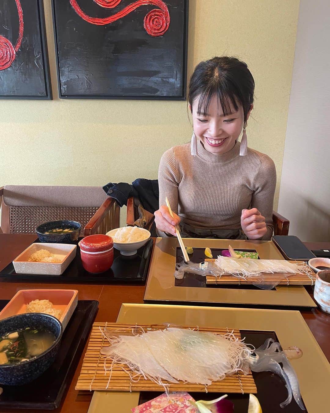 深瀬智聖さんのインスタグラム写真 - (深瀬智聖Instagram)「イカがうちゅくしい♡  いづみちゃんとおデート！♡ お店にお子さま椅子がないとの事でチェアは持参しましたが、快くOKして下さいました☺️  美味しく頂きました♡  #波平 #イカの活き造り  #福岡 #福岡市西区  #糸島 #福岡ランチ　  🍴🦑 @nishinoura_namihei」3月30日 16時57分 - chiseifukase
