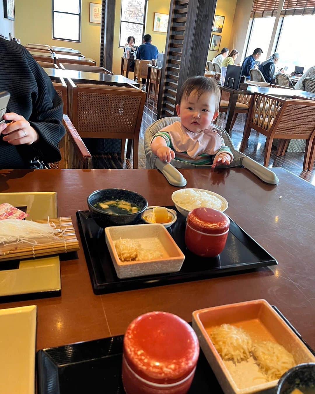 深瀬智聖さんのインスタグラム写真 - (深瀬智聖Instagram)「イカがうちゅくしい♡  いづみちゃんとおデート！♡ お店にお子さま椅子がないとの事でチェアは持参しましたが、快くOKして下さいました☺️  美味しく頂きました♡  #波平 #イカの活き造り  #福岡 #福岡市西区  #糸島 #福岡ランチ　  🍴🦑 @nishinoura_namihei」3月30日 16時57分 - chiseifukase