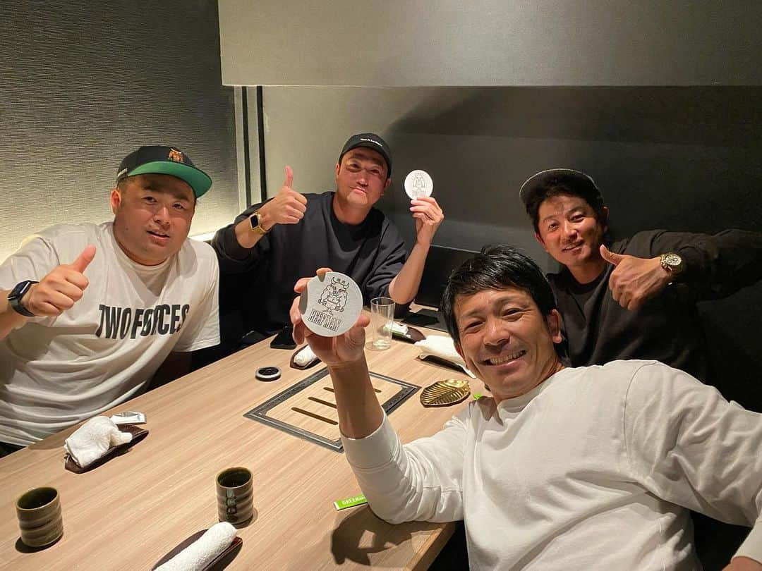 川島慶三さんのインスタグラム写真 - (川島慶三Instagram)「プロ野球いよいよ開幕⚾️ マッチこと松田宣浩全力でサポートしますので皆さんマッチの事温かく見守ってください。 ジャイアンツファンの皆様、彼も凄いので宜しくお願いします⚾️  ぐっさん（山口鉄也コーチ）マッチのサポート宜しくね  戦友との思い出  #マッチ #松田宣浩選手  #山口鉄也  #ジャイアンツ  #岡本直也 #六本木ビーフマン  #焼肉  #プロ野球開幕 #プロ野球選手 #ビーフマンの岡本直也凄いやつ！」3月30日 16時57分 - kawashima.keizo