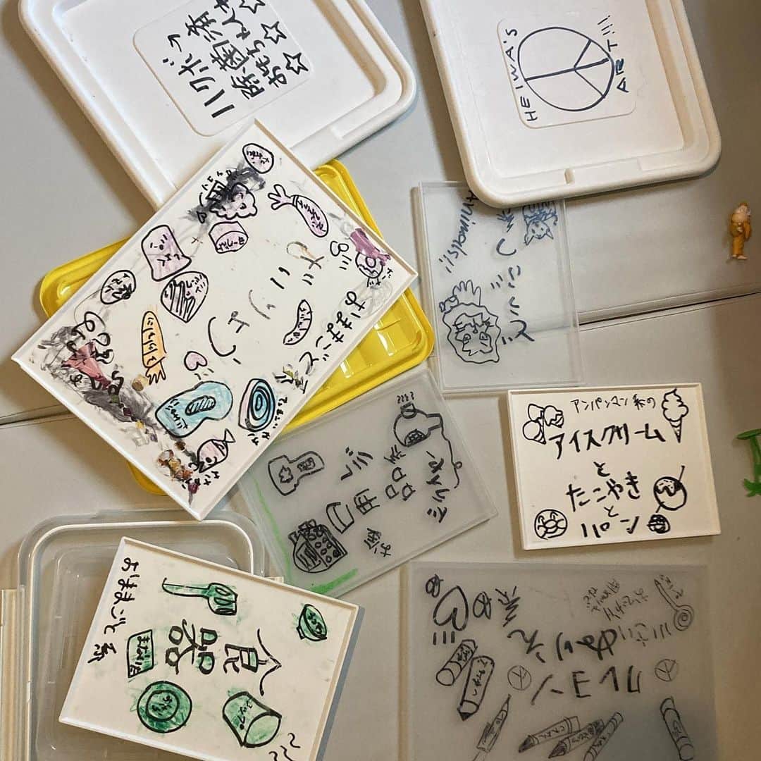 AIのインスタグラム：「掃除してたら残ったふた達、、、  箱はどこへ、、w  #いままでありがとうふたたちよ😭」