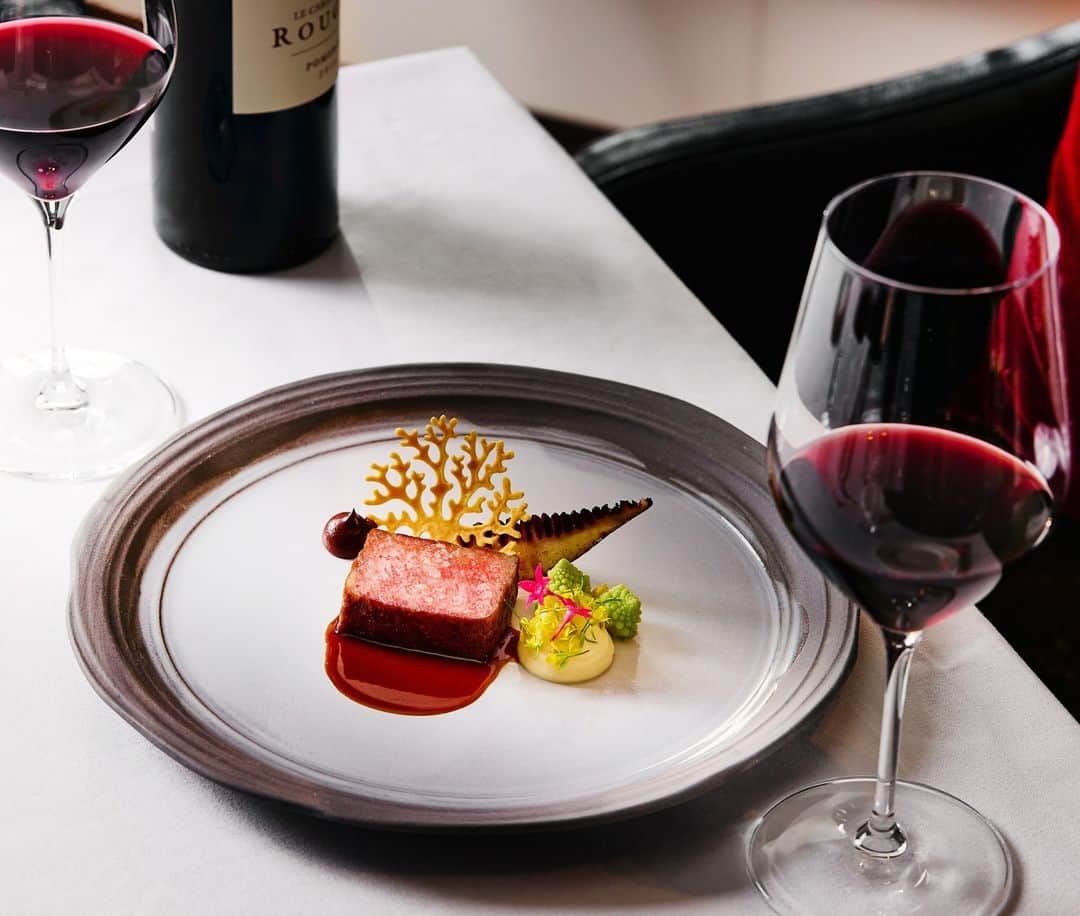 The St. Regis Osakaのインスタグラム：「フレンチビストロ「ル ドール」レタージュ2Fの春のディナーメニューの一品「国産ビーフサーロイン　筍の岩塩焼き 青森県産黒ニンニク風味のジュ」。旬の筍と、ポートワイン・ティムールペッパーのソースとともに、柔らかな肉質と赤身肉の旨味をご堪能ください。  The spring dinner specialties at L'Etage, on the 2nd floor of the French bistro "Rue d'Or," feature tender and rich lean meat with fresh bamboo shoots and Timur pepper and port wine sauce. Savor transcendent flavors with our exquisite Japanese Beef Sirloin, Rock Salt Roasted Bamboo Shoot, Aomori Black Garlic Flavored Jus.  #stregisosaka #létage #セントレジスホテル大阪 #セントレジス大阪 #ルドール #レタージュ  #大阪フレンチ #本町フレンチ」