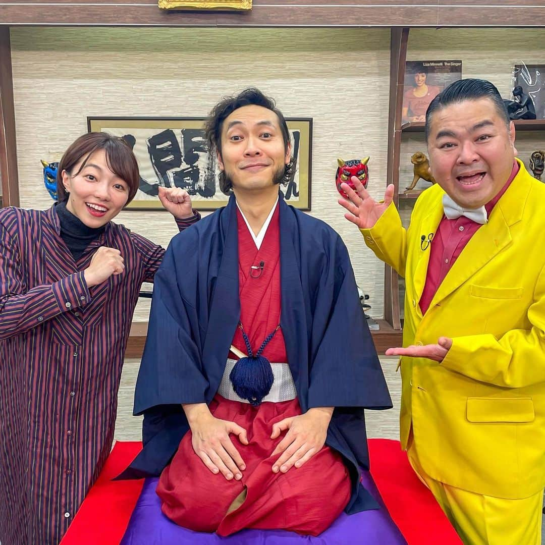 雨宮萌果のインスタグラム：「👍👍👍  STV「ブギウギ専務」 TVer配信中✨  ウエスギ専務、改め  ウエスギ亭シタスギさんの (2代目林家木久蔵師匠命名)  落語のクオリティが高スギて ちょっとびっくりしてます。  本職がシンガーだけあって  ダイナミックで登場人物に ライブ感があり イキイキして面白い！  北海道でのブギウギ寄席が 楽しみになってきました👍✨  あと、札幌では有名な 「布袋」のザンギが入った  中華天心のお弁当「弁財天」  めっっっっちゃ 美味しかったです✨✨  こちらも 全部クオリティ高スギて マジでオススメ！  ガッツリ中華なのに 朝から完食してしまった😚  #ブギウギ専務　#stv  #専務室  #上杉周大　 #大地洋輔 #ダイノジ #落語　#初天神 #ブギウギ寄席 #北海道グルメ #布袋」