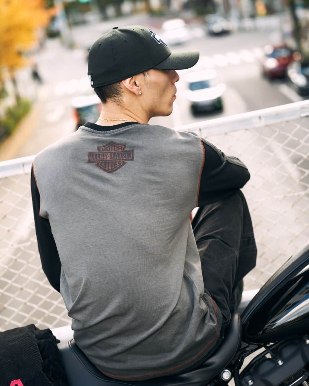 Harley-Davidson Japanさんのインスタグラム写真 - (Harley-Davidson JapanInstagram)「Harley-Davidson Lifestyle 武骨なムードの中にH-Dロゴをバランスよくレイアウト。黒をテーマに描き出す大人のバイカーストリートスタイル  https://www.harley-davidson-japan.jp/top/CSfTop.jsp  #ハーレーダビッドソン #HarleyDavidson #UnitedWeRide #ハーレーアパレル #ハーレーライフ #ハーレーのある生活 #ファッション #HarleyDavidsonLifestyle」3月30日 17時01分 - harleydavidsonjapan
