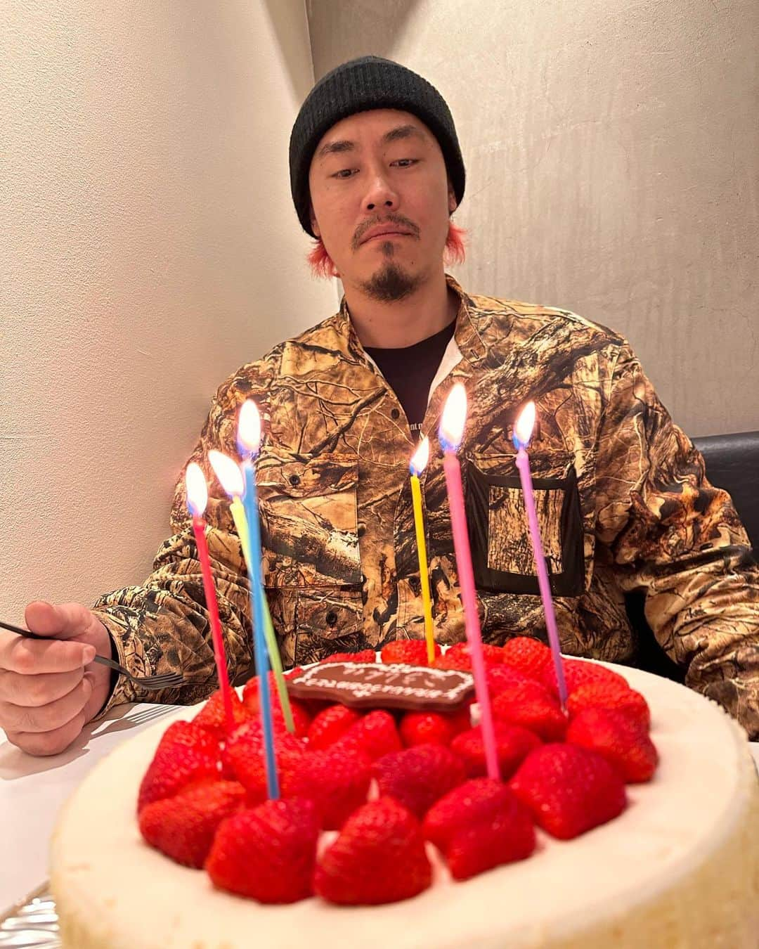 KENTAのインスタグラム：「今年は曲作りながら 誕生日を迎えたね。 こーゆー時はもう少し 喜んでよかとばい。」